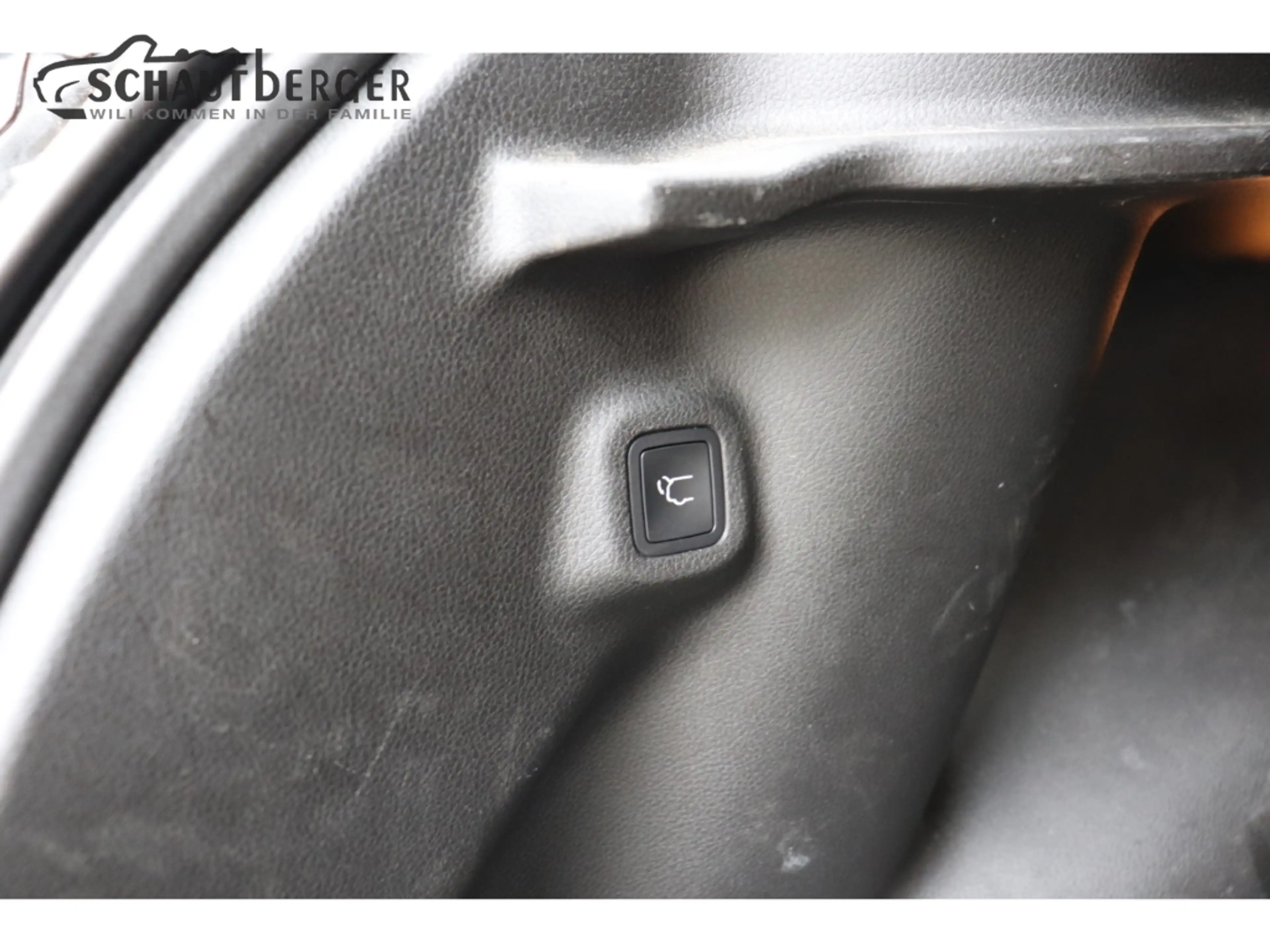 Jeep Compass S Mild-Hybrid FWD mit Leder, Technologie & Infotai — photo 9