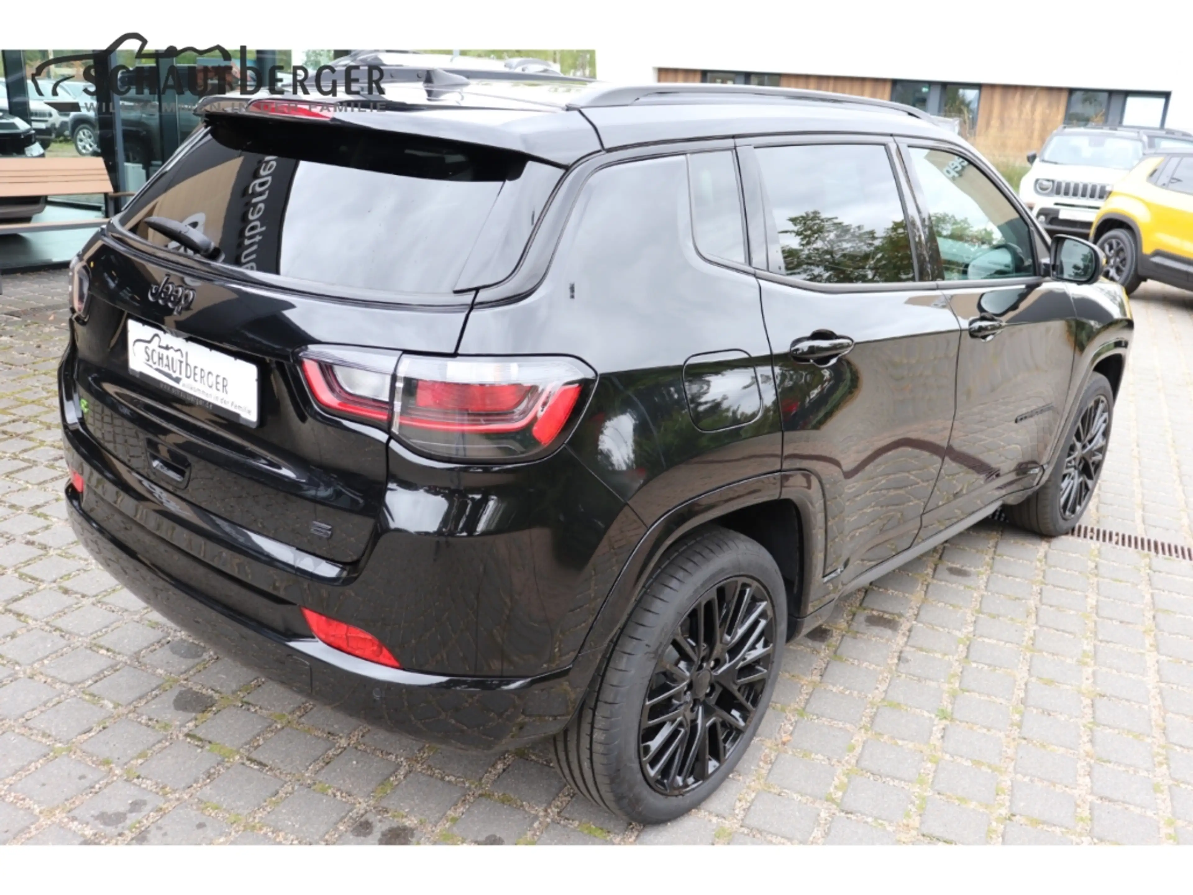 Jeep Compass S Mild-Hybrid FWD mit Leder, Technologie & Infotai — photo 6