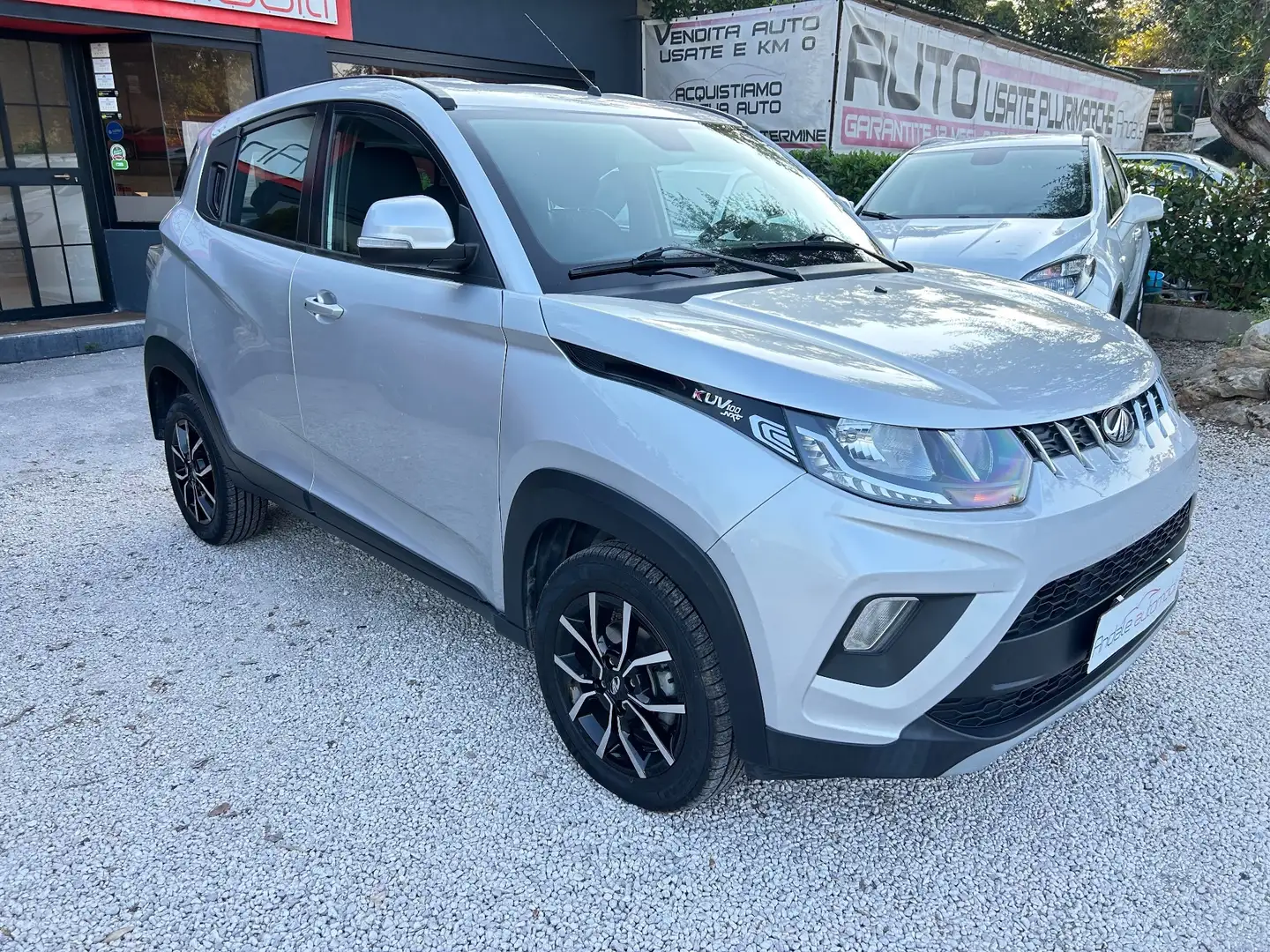 Mahindra KUV100 1.2 VVT *76000KM* GPL Silber - 1