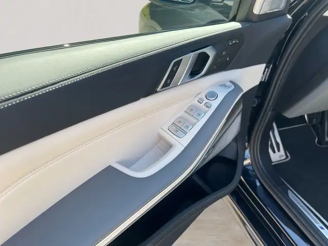 BMW X7 view 8