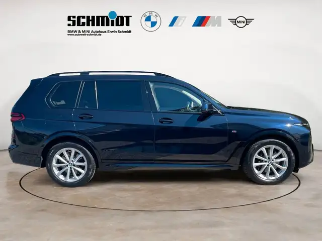 BMW X7 view 6