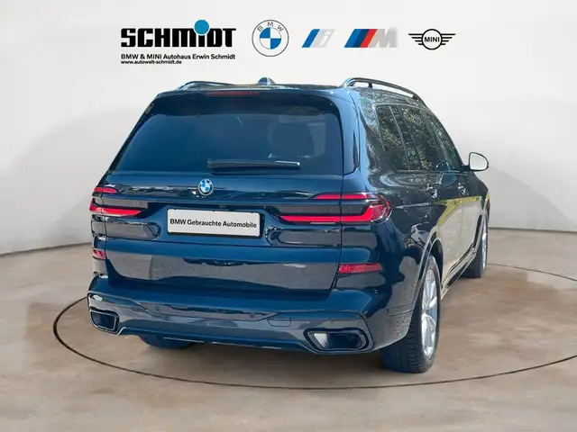 BMW X7 view 5