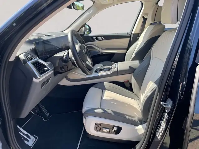 BMW X7 view 10