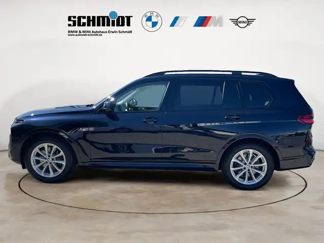 BMW X7 view 3
