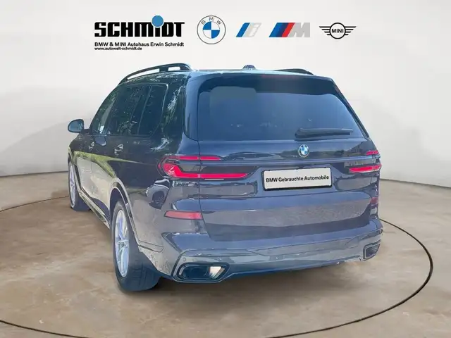 BMW X7 view 4
