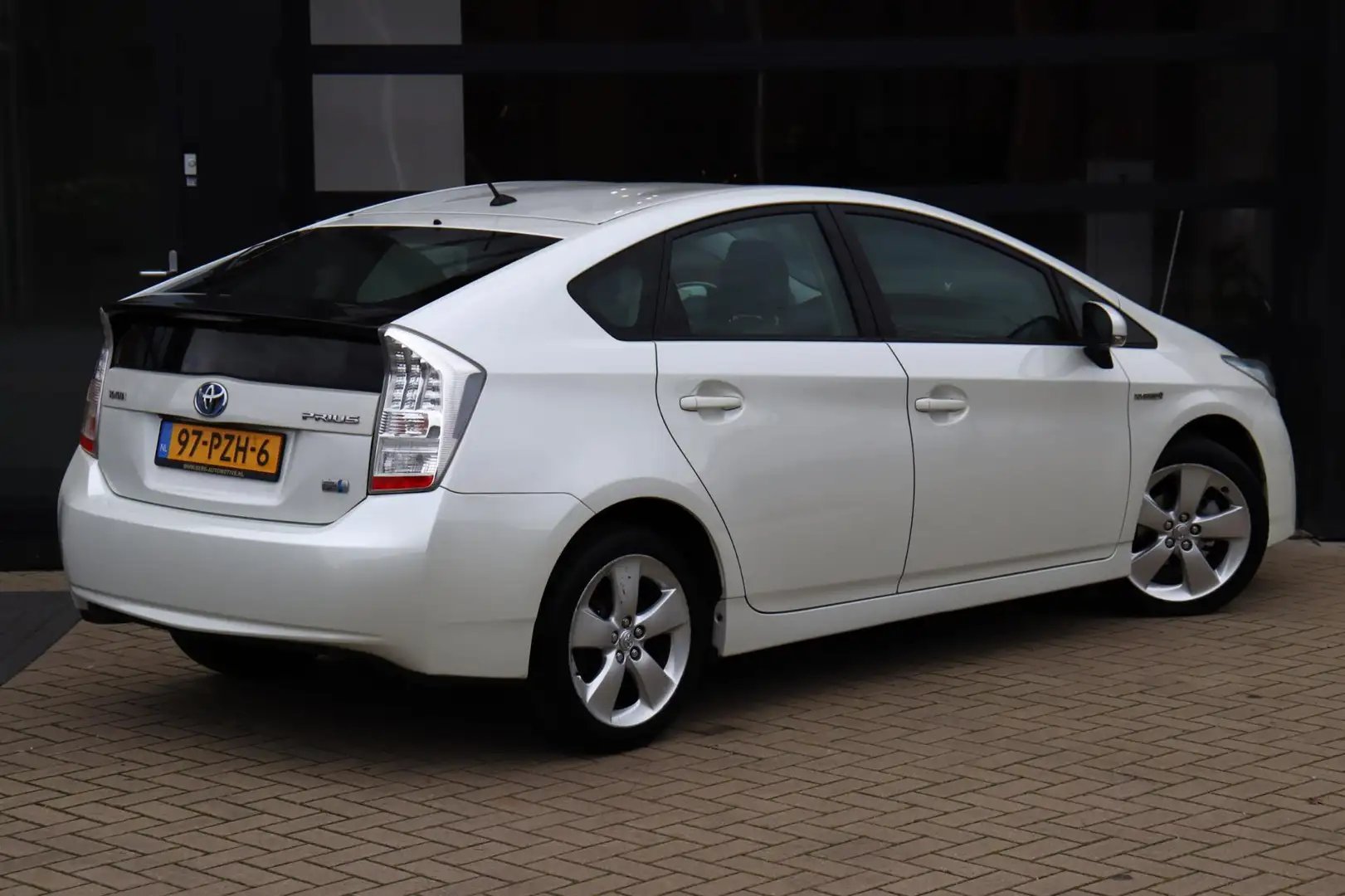 Toyota Prius 1.8 Dynamic | NAP | Dealer Onderhouden | Cruise | Wit - 2