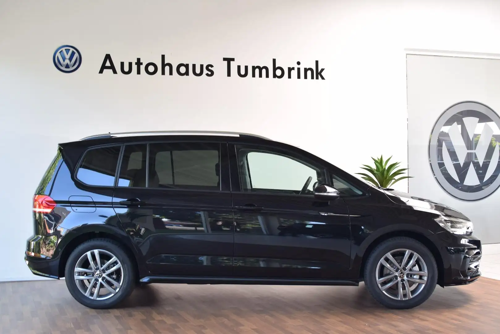 Volkswagen Touran Comfortline R-Line TSI DSG 7Si. AHK el.Heckklappe Schwarz - 2