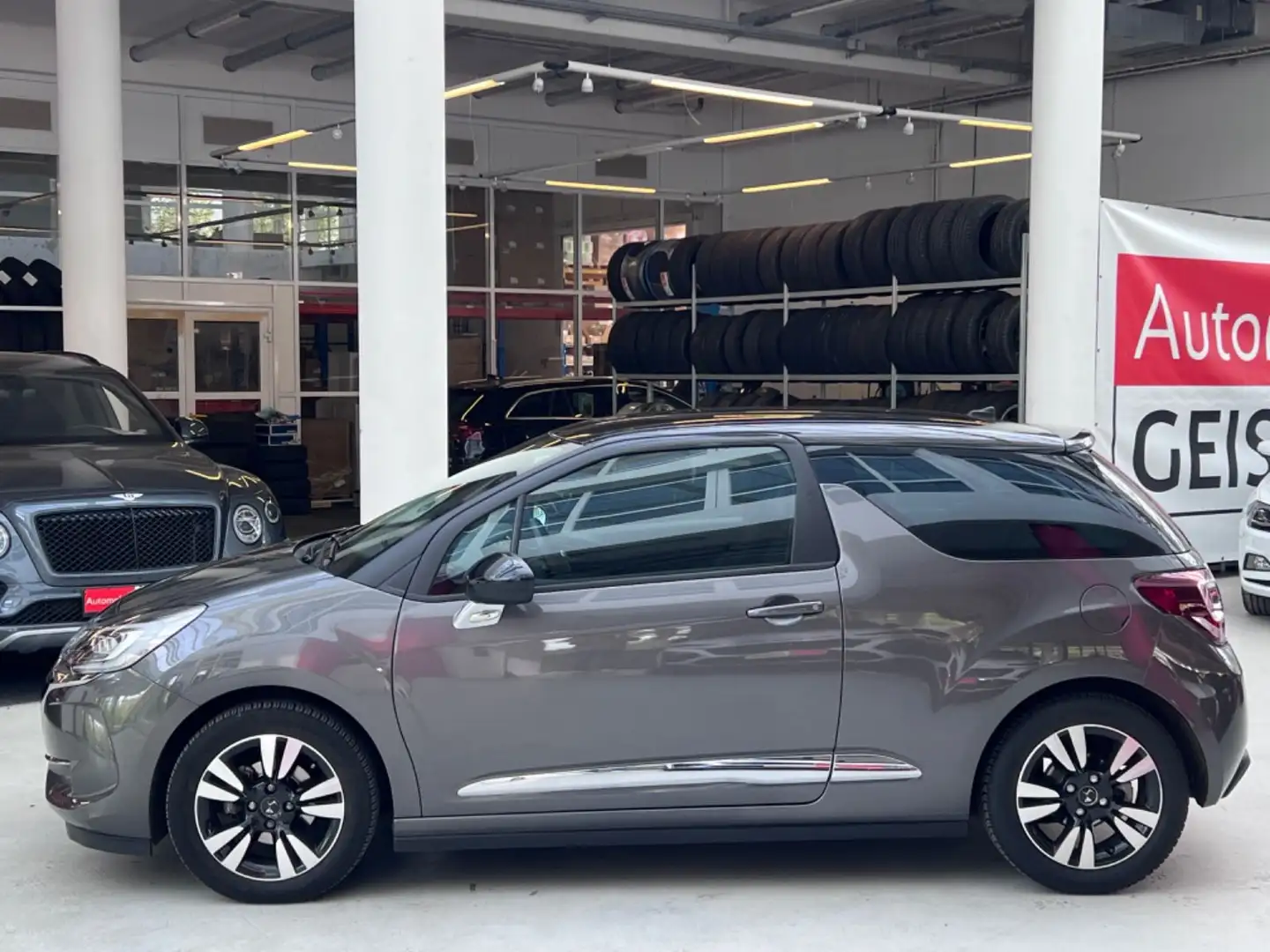 DS Automobiles DS 3 1.2 PureTech SoChic Automatik+Sitzhz+LED+PDC Grey - 2