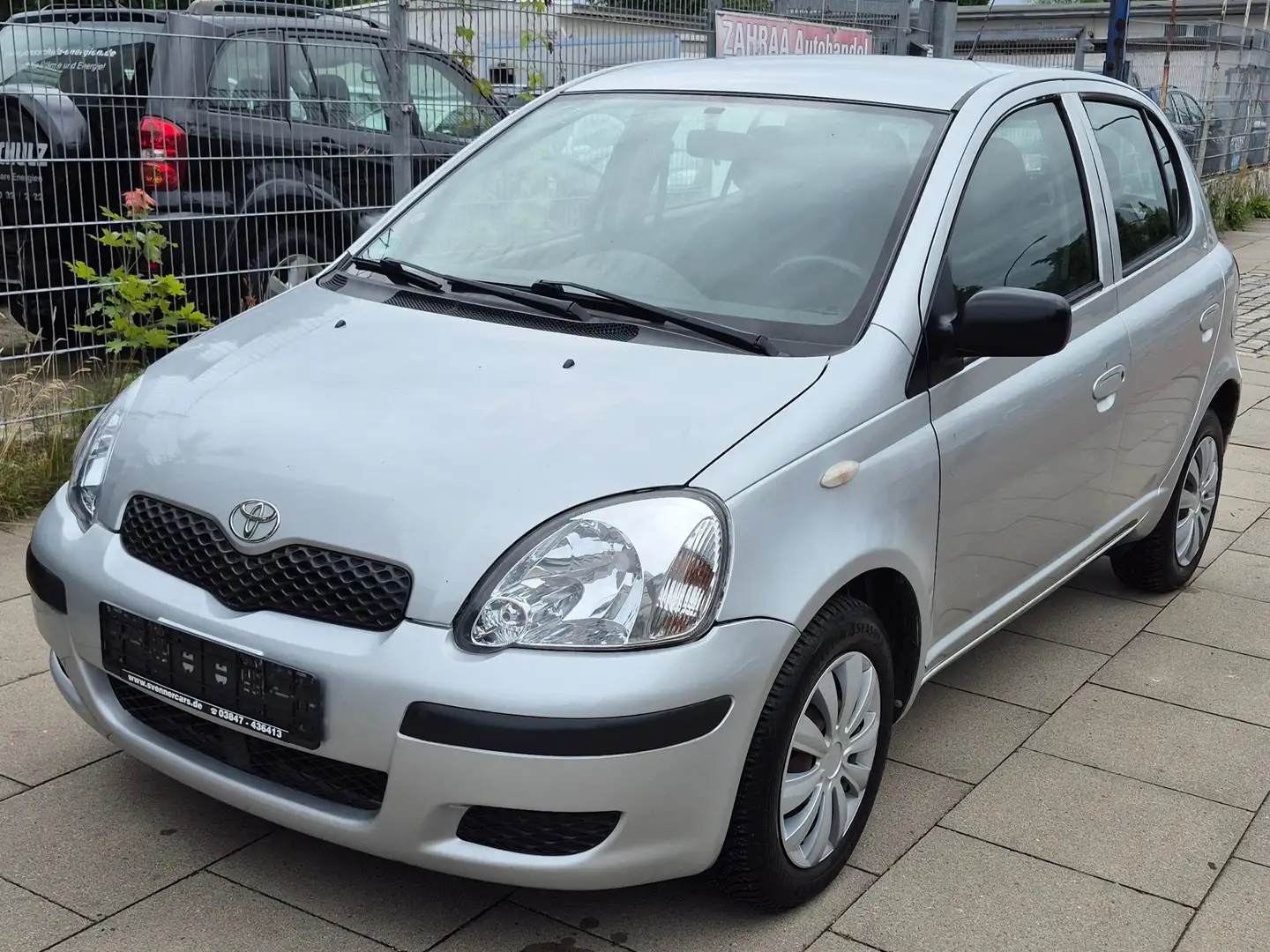Toyota Yaris 1.0 Sol*Nur108000 KM*NEU TÜV*Klimaanlage* Gris - 1