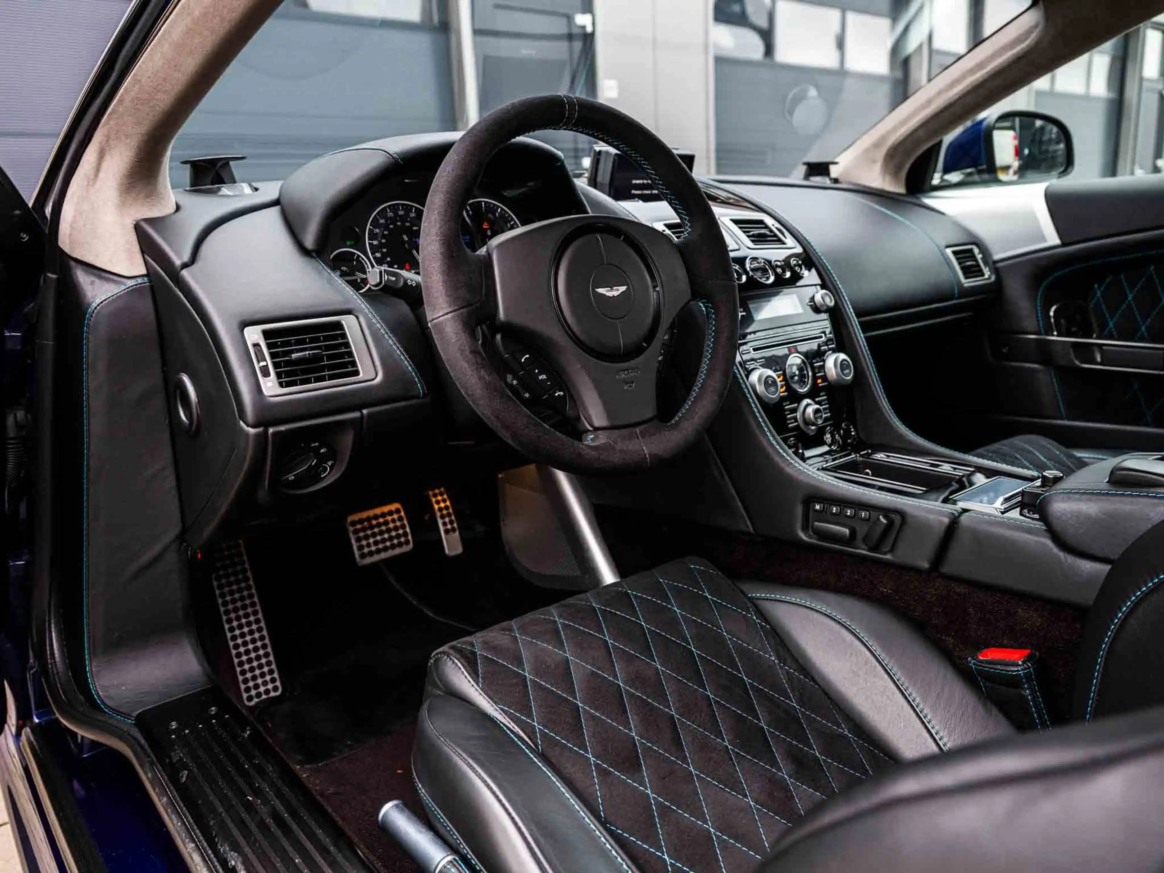 Aston Martin DBS 6.0 V12 Q Special | Carbon | 2 eig | Dealeronderho — photo 9