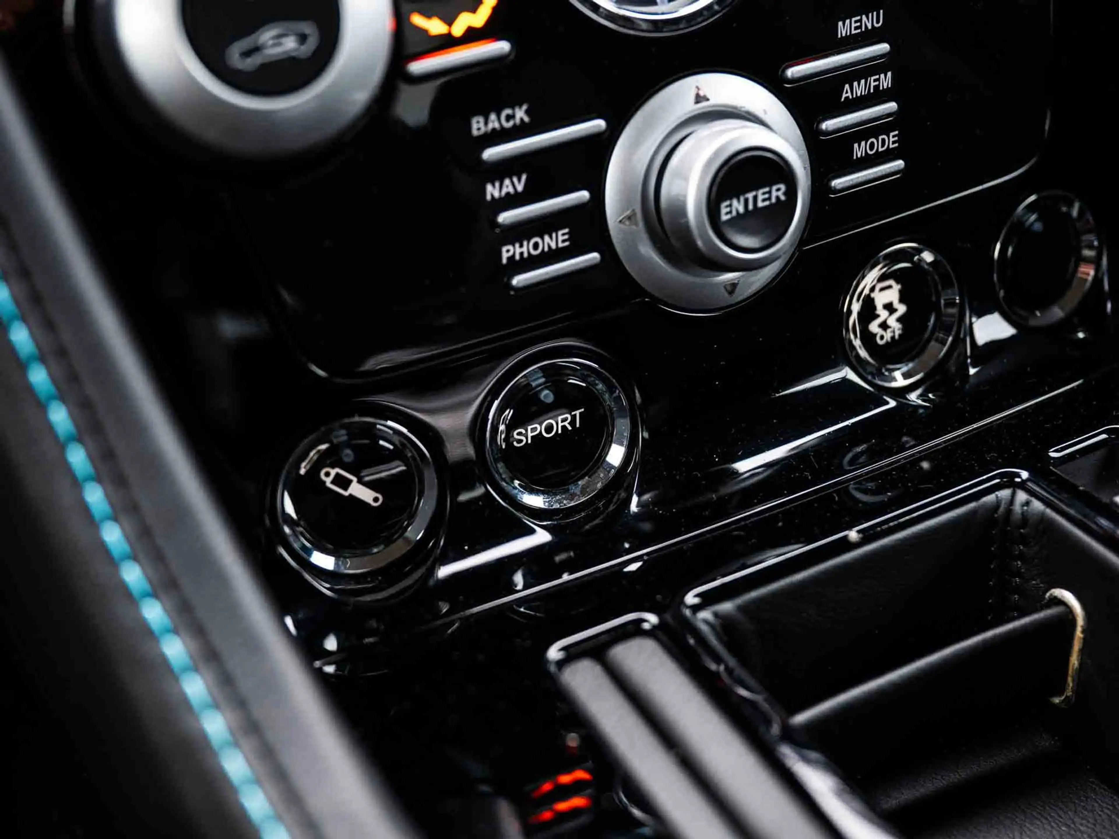 Aston Martin DBS 6.0 V12 Q Special | Carbon | 2 eig | Dealeronderho — photo 13