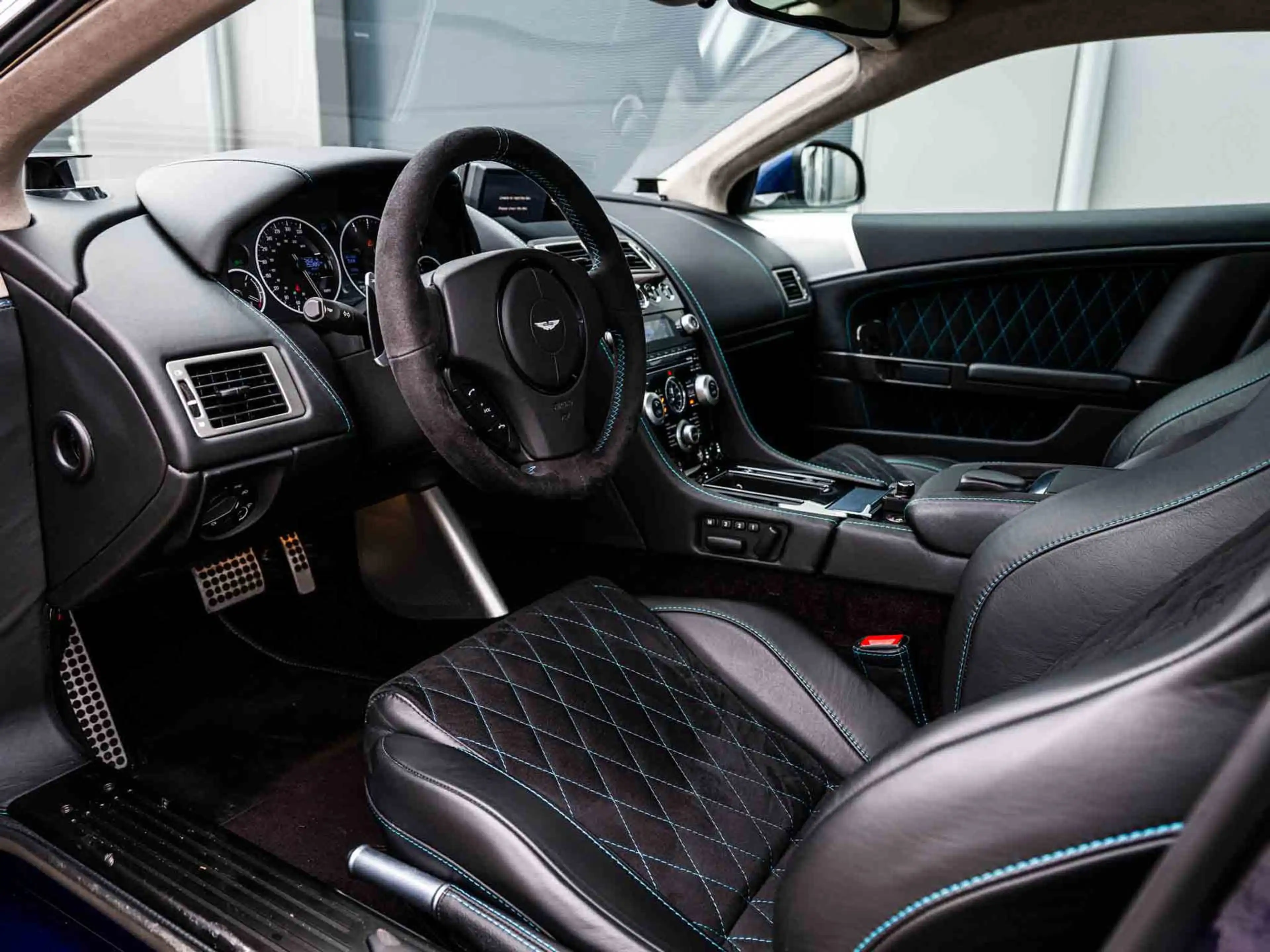Aston Martin DBS 6.0 V12 Q Special | Carbon | 2 eig | Dealeronderho — photo 8