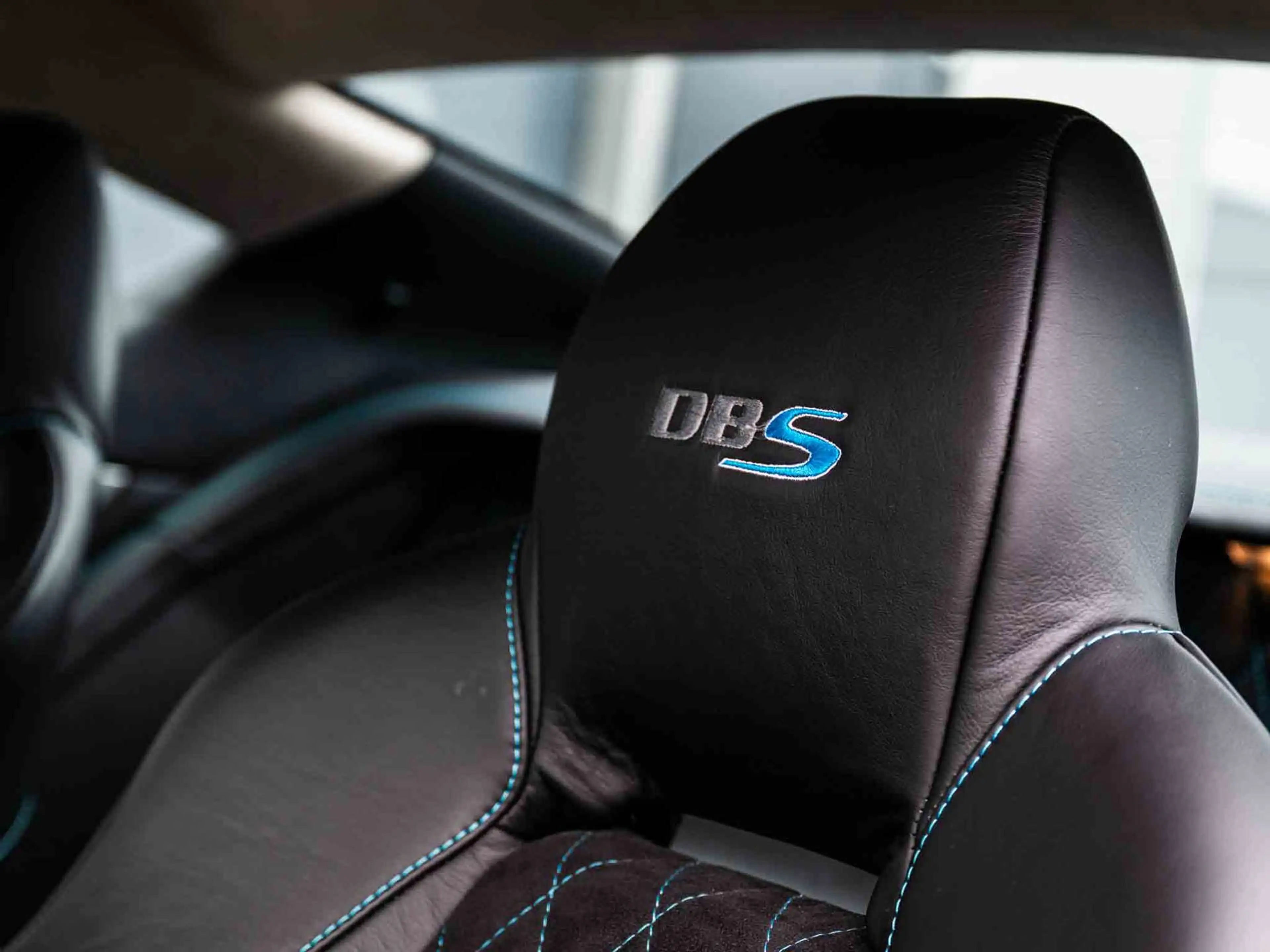 Aston Martin DBS 6.0 V12 Q Special | Carbon | 2 eig | Dealeronderho — photo 7