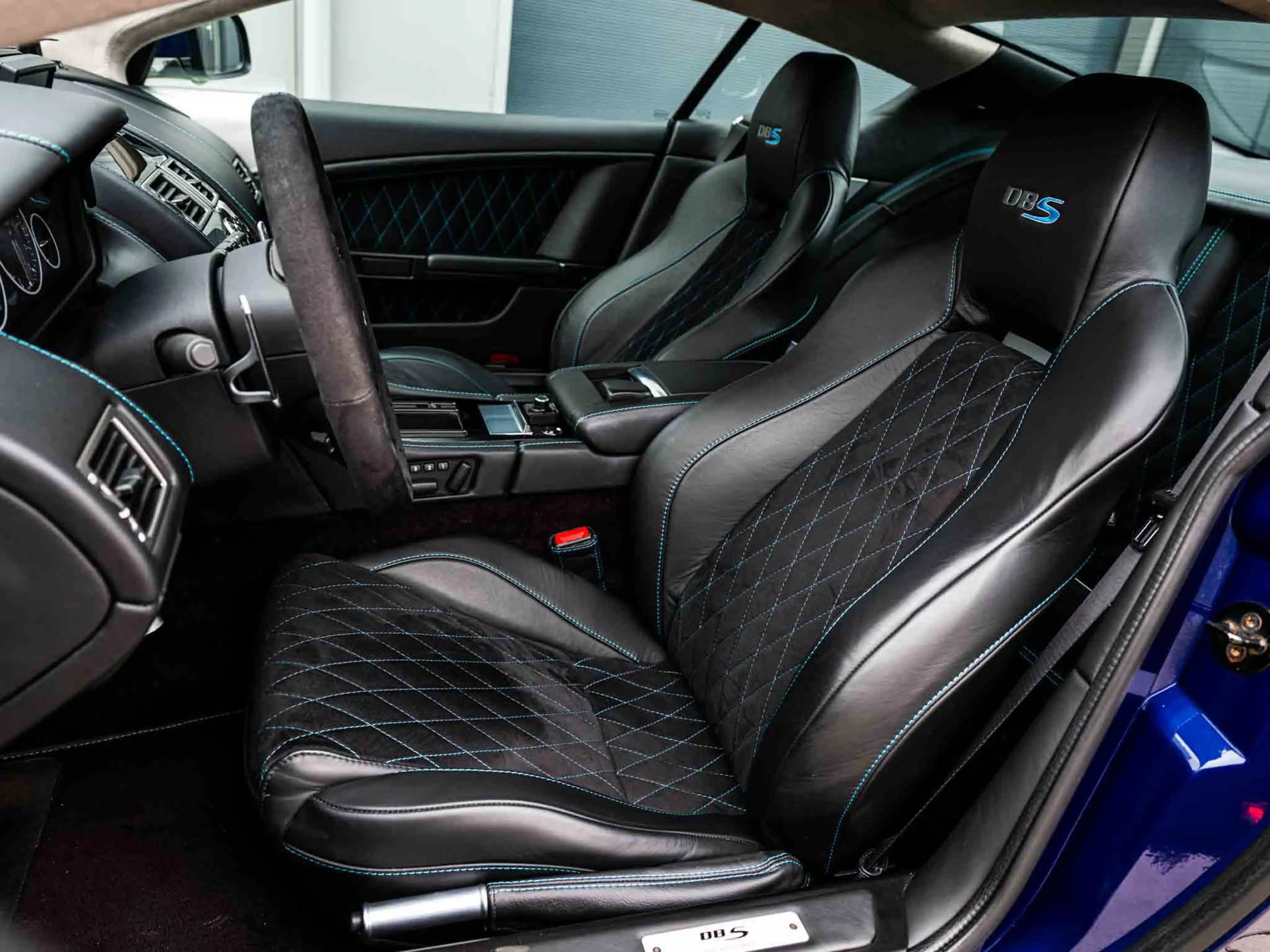 Aston Martin DBS 6.0 V12 Q Special | Carbon | 2 eig | Dealeronderho — photo 6