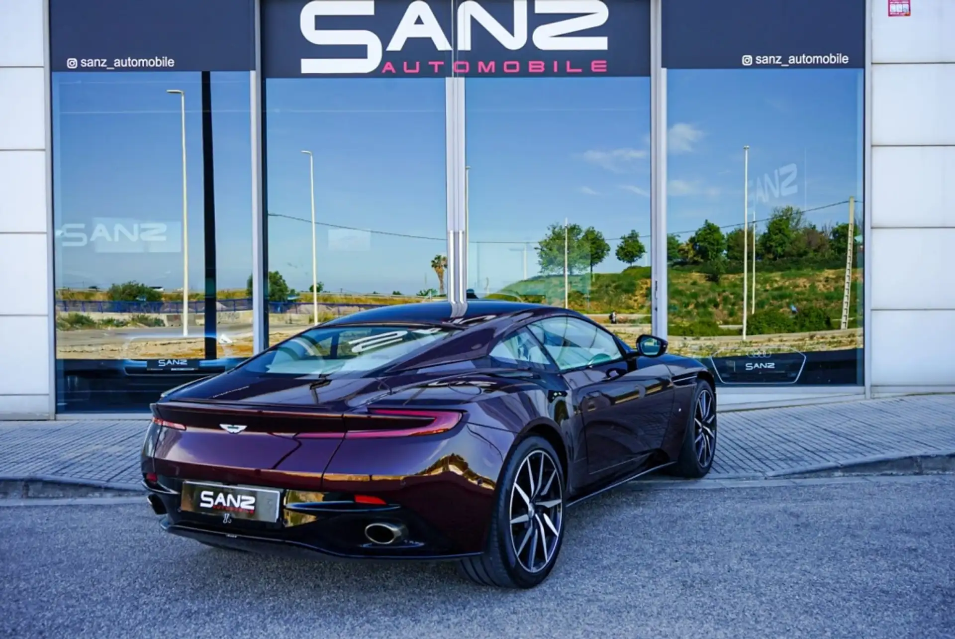 애스턴마틴 DB11 V8 2019 네이비 사진 6