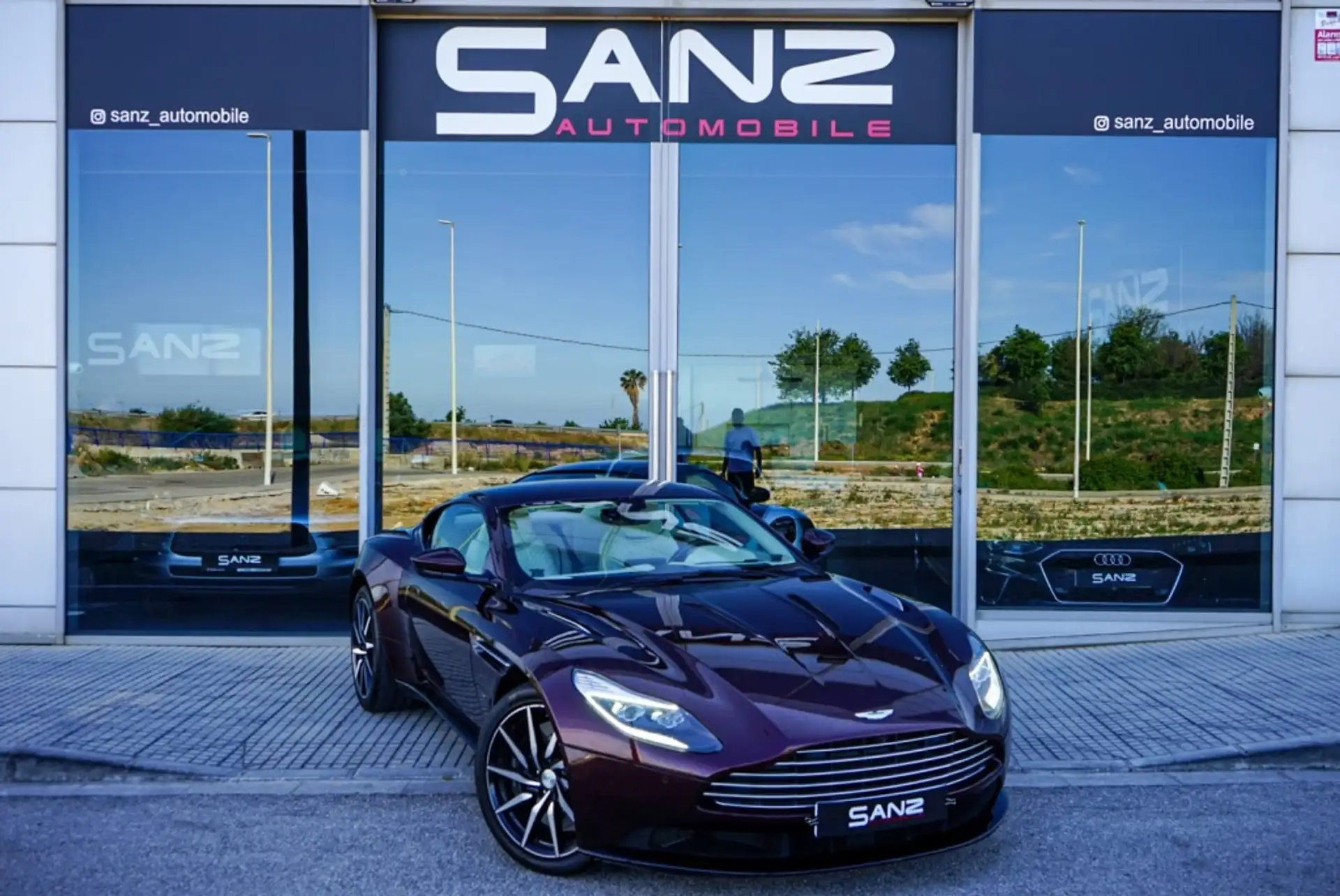애스턴마틴 DB11 V8 2019 네이비 사진 1