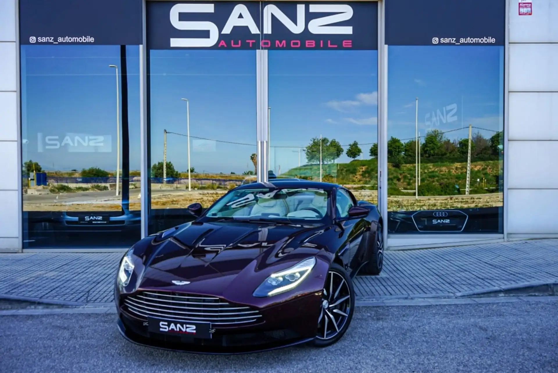 애스턴마틴 DB11 V8 2019 네이비 사진 4