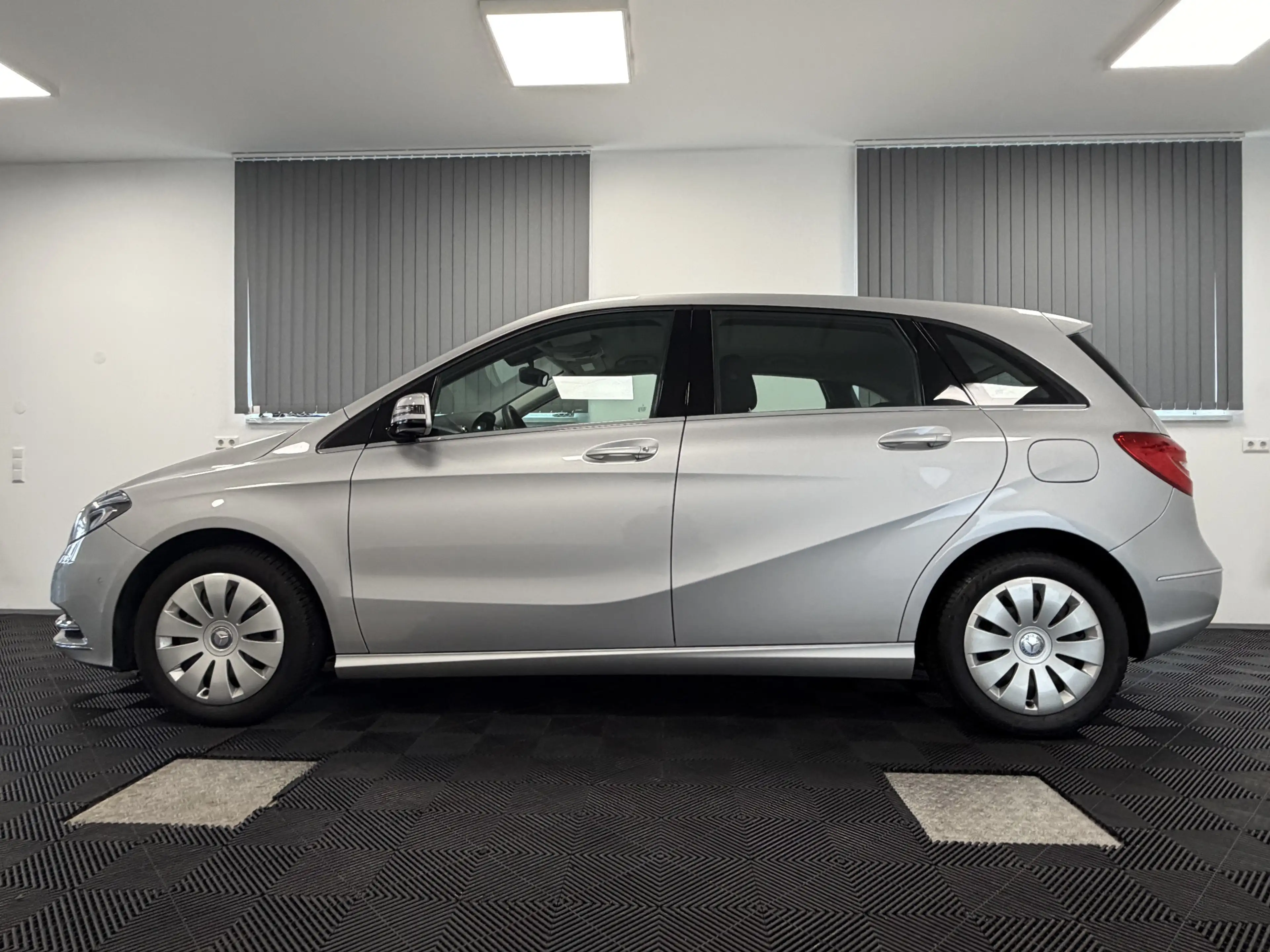 Mercedes-Benz B 180 BlueEff. Automatik Einparkhilfe Bi-Xenon — photo 5