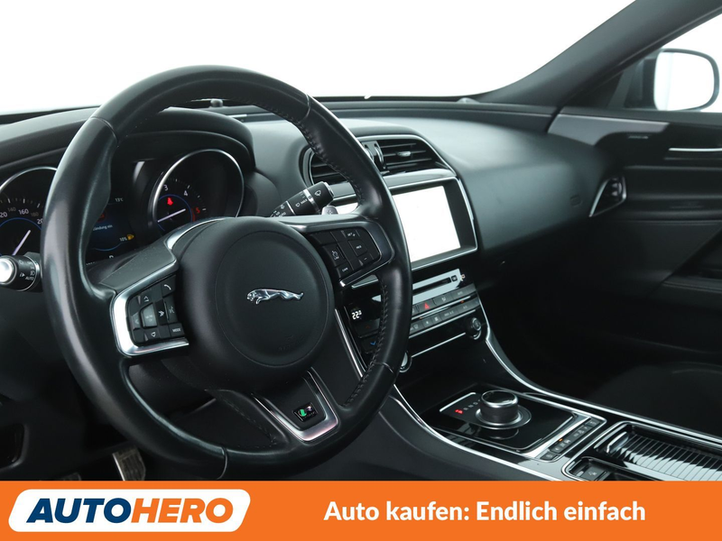 Jaguar XE 20d R-Sport Aut.*NAVI*CAM*BiXENON*TEMPO*ALU* — photo 11
