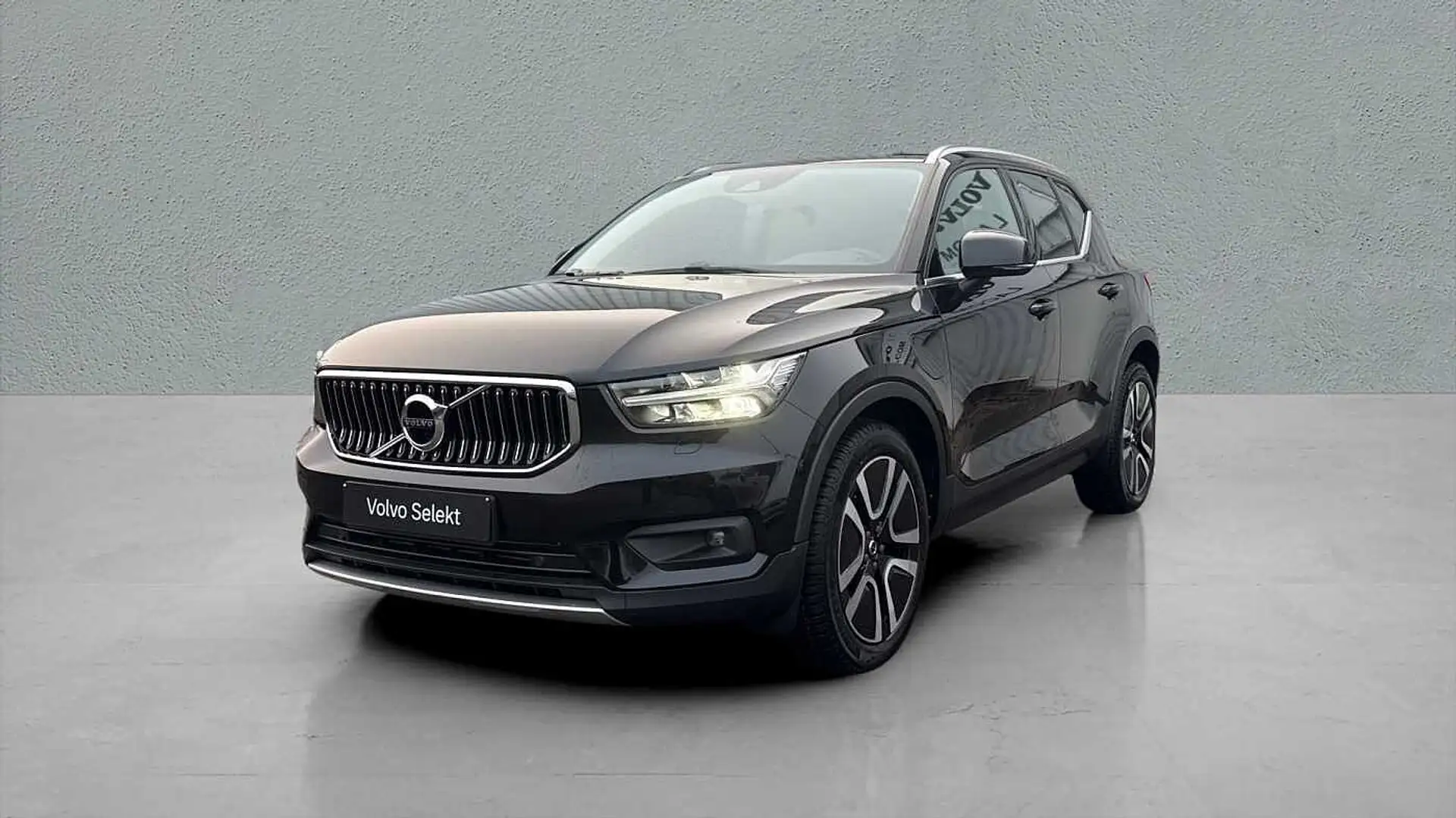 Volvo XC40 Recharge Inscription, T5 plug-in hybrid Zwart - 1