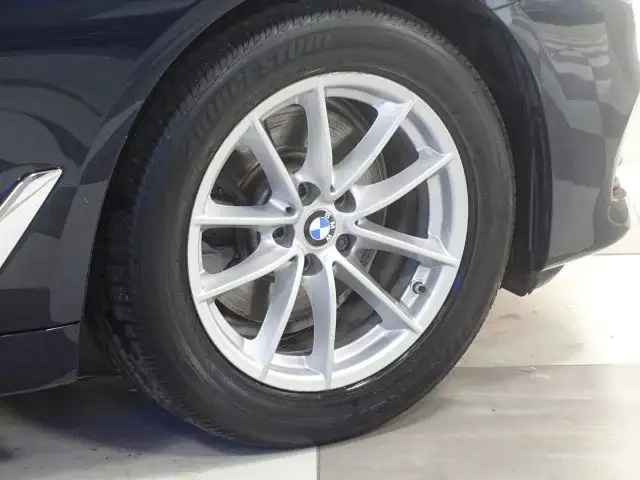 BMW 5 Series view 13