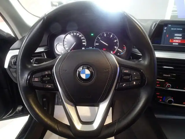 BMW 5 Series view 4