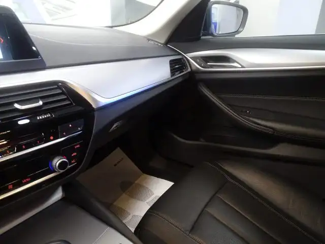 BMW 5 Series view 9