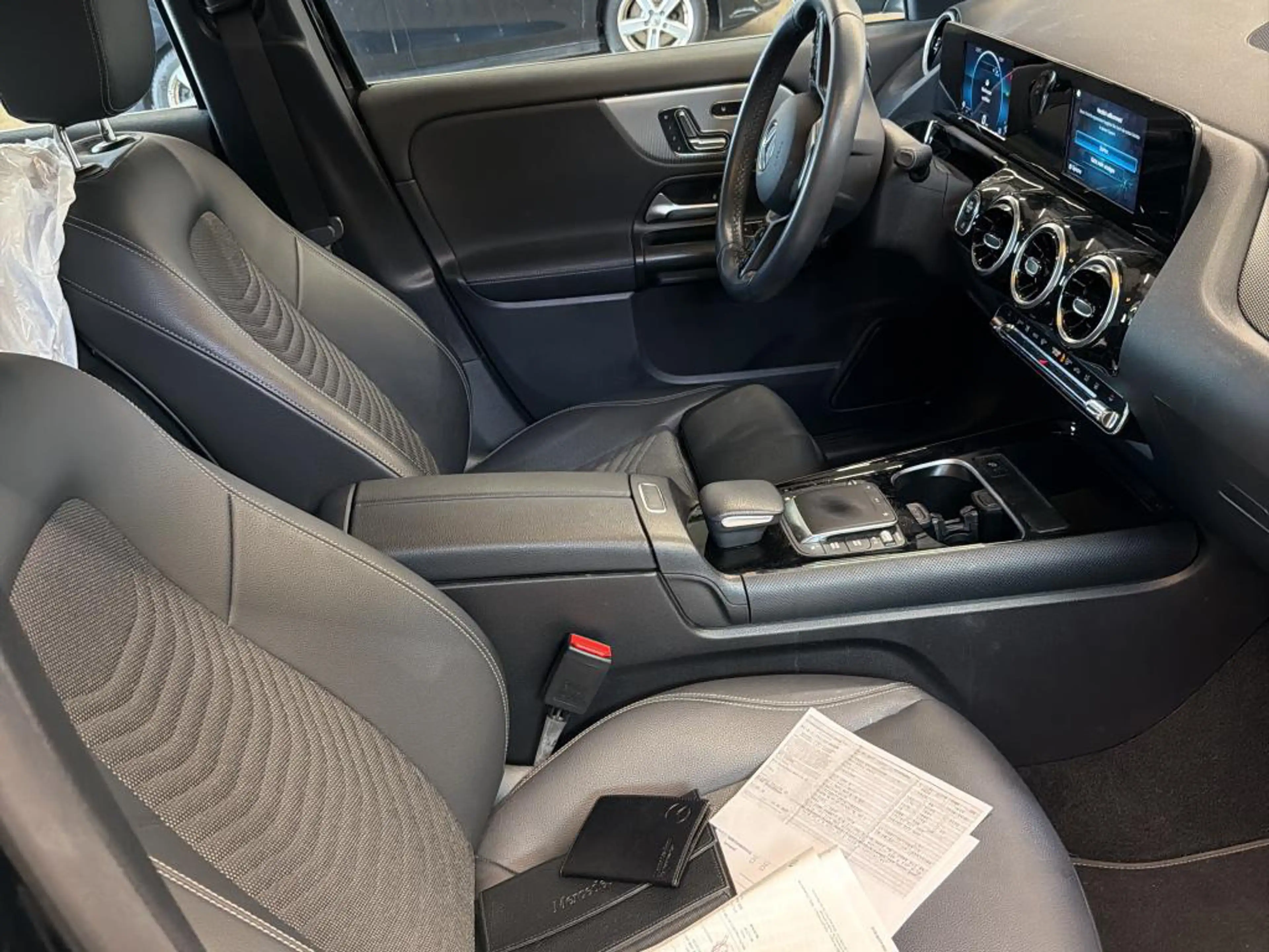 Mercedes-Benz GLA 200 NAVI KLIMAAUT LED RADIO TEMPO MFL SHZ VC STHZG KAMERA ACC SOUND MBUX T-Leder RFK — photo 8