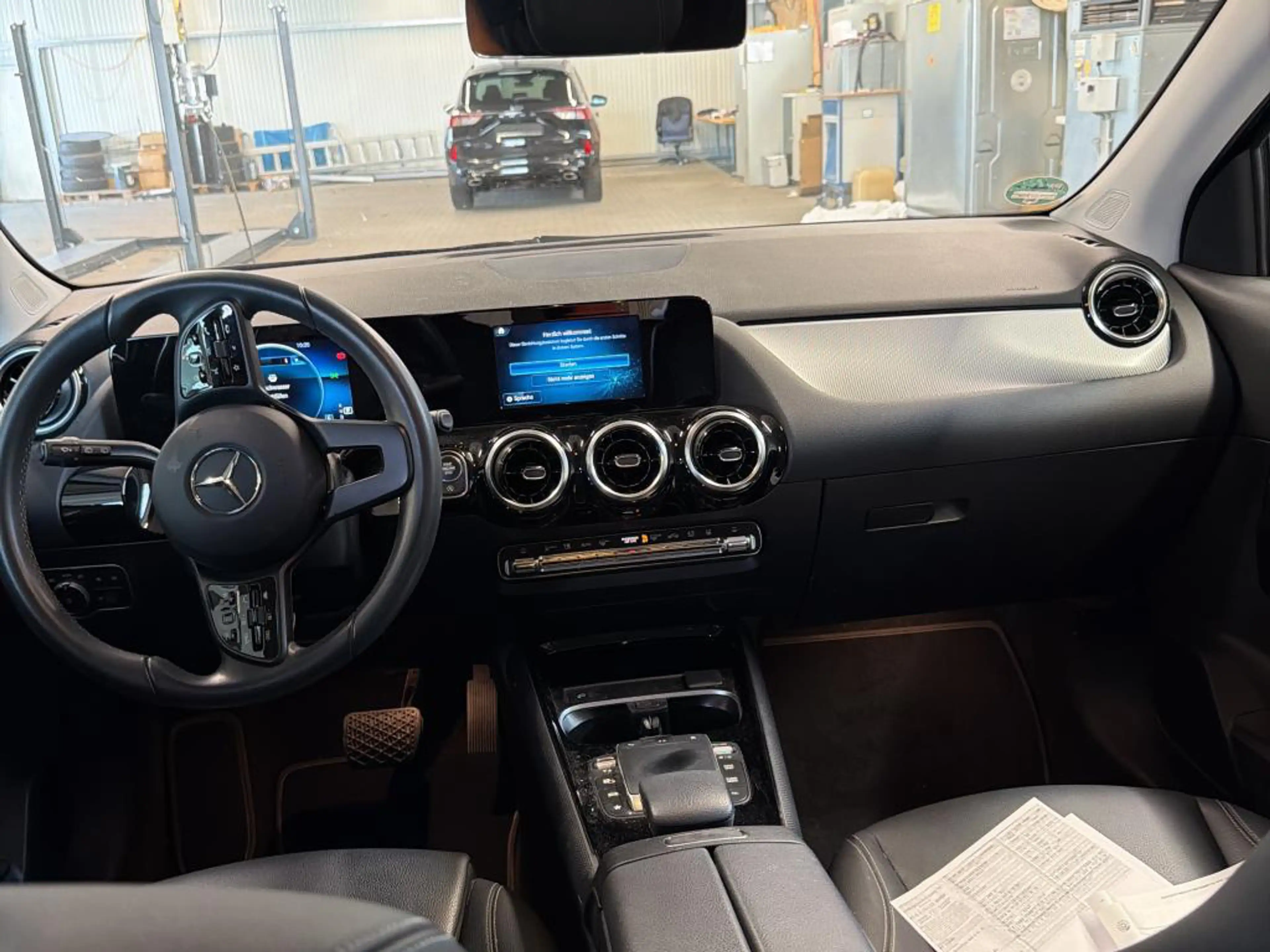 Mercedes-Benz GLA 200 NAVI KLIMAAUT LED RADIO TEMPO MFL SHZ VC STHZG KAMERA ACC SOUND MBUX T-Leder RFK — photo 6