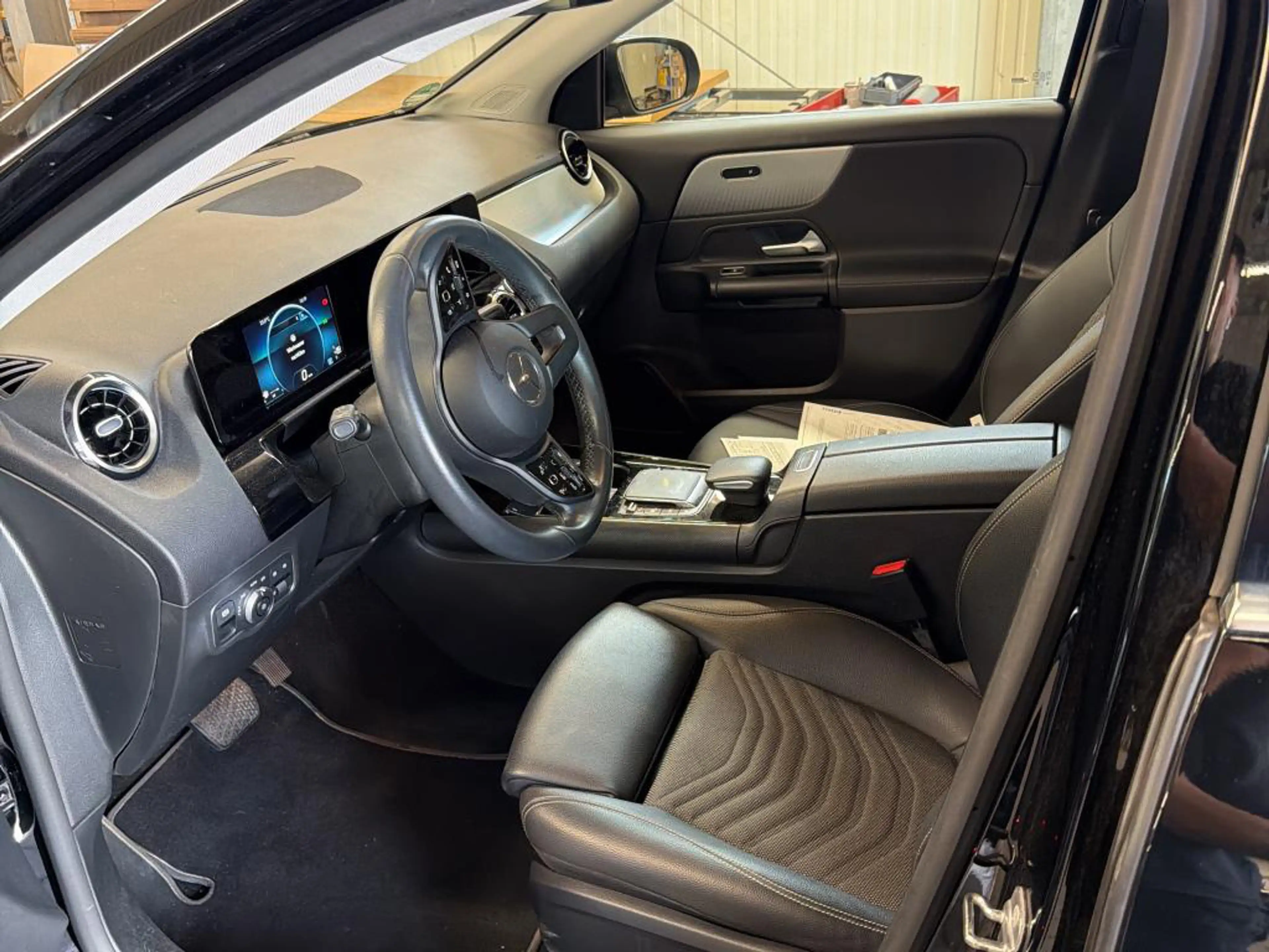 Mercedes-Benz GLA 200 NAVI KLIMAAUT LED RADIO TEMPO MFL SHZ VC STHZG KAMERA ACC SOUND MBUX T-Leder RFK — photo 7