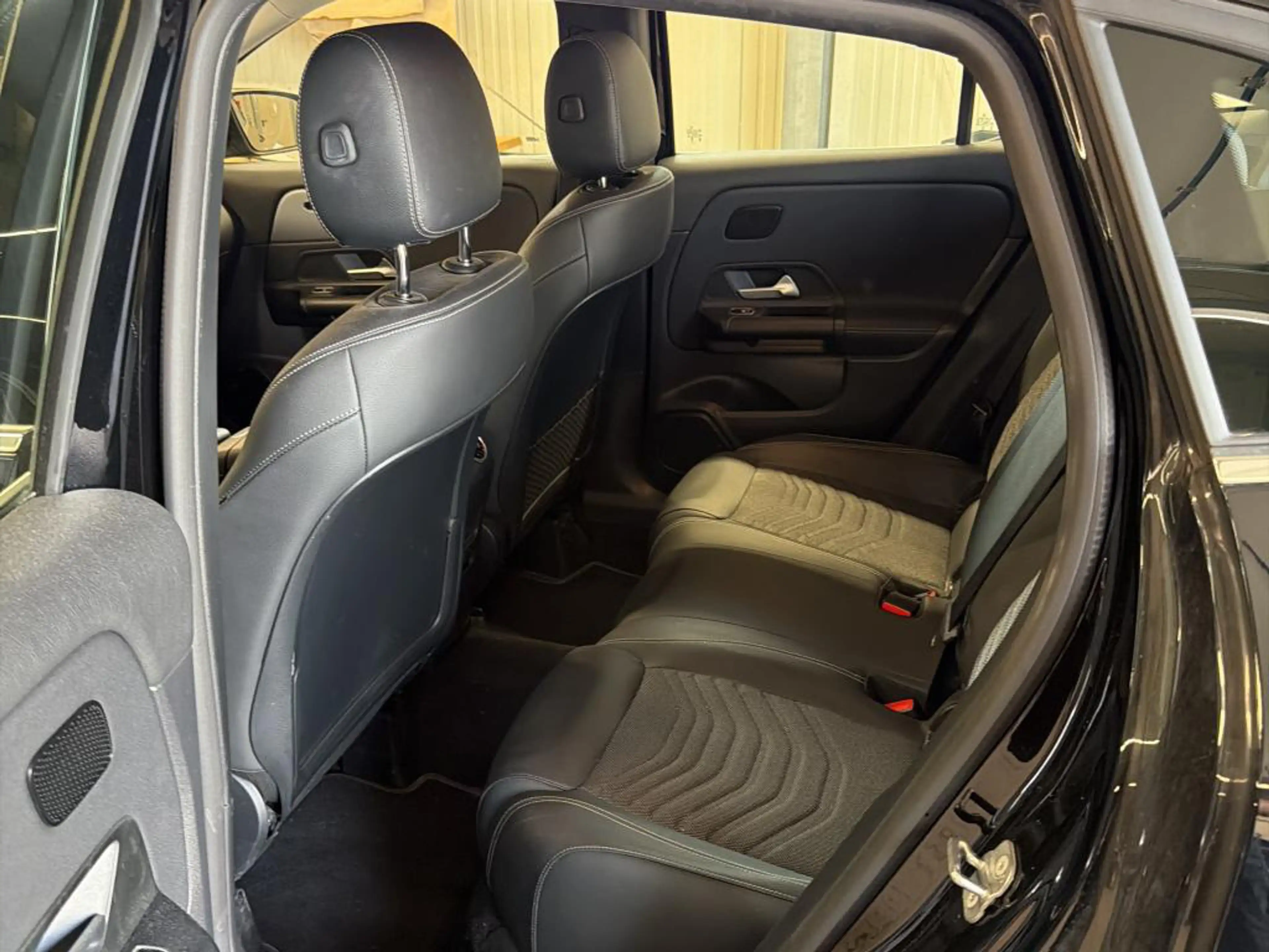 Mercedes-Benz GLA 200 NAVI KLIMAAUT LED RADIO TEMPO MFL SHZ VC STHZG KAMERA ACC SOUND MBUX T-Leder RFK — photo 9