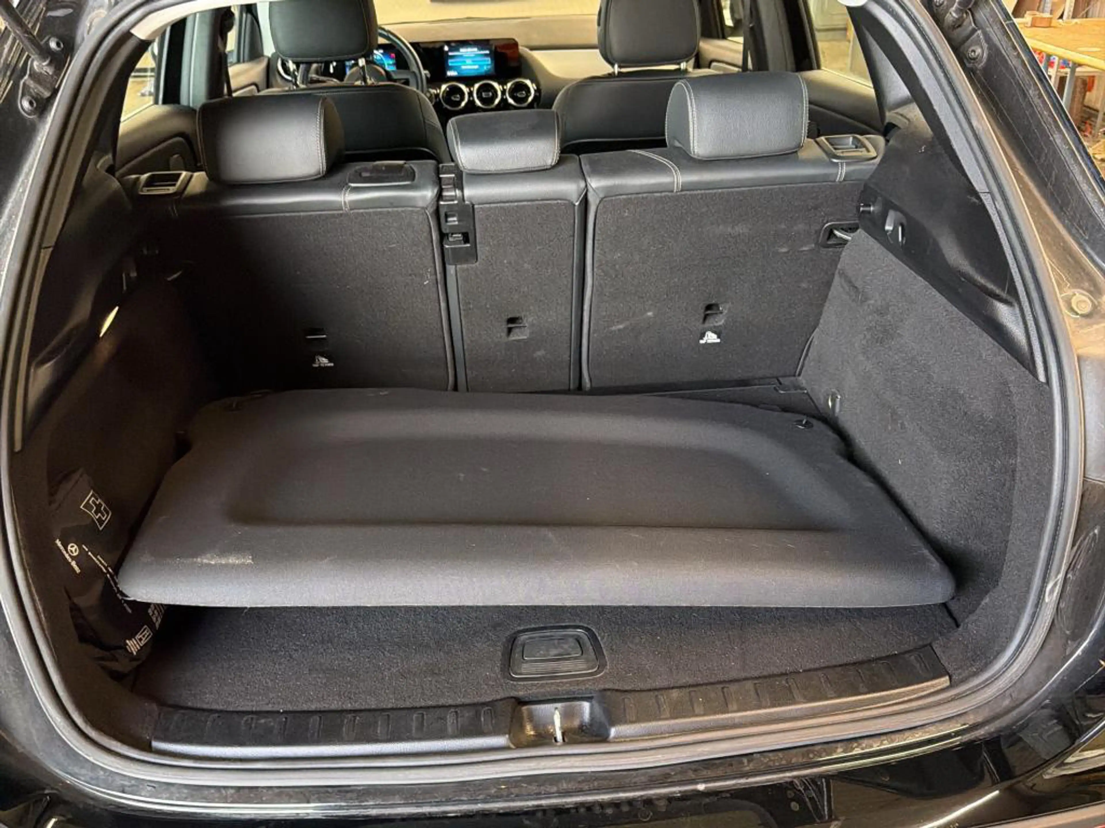 Mercedes-Benz GLA 200 NAVI KLIMAAUT LED RADIO TEMPO MFL SHZ VC STHZG KAMERA ACC SOUND MBUX T-Leder RFK — photo 12