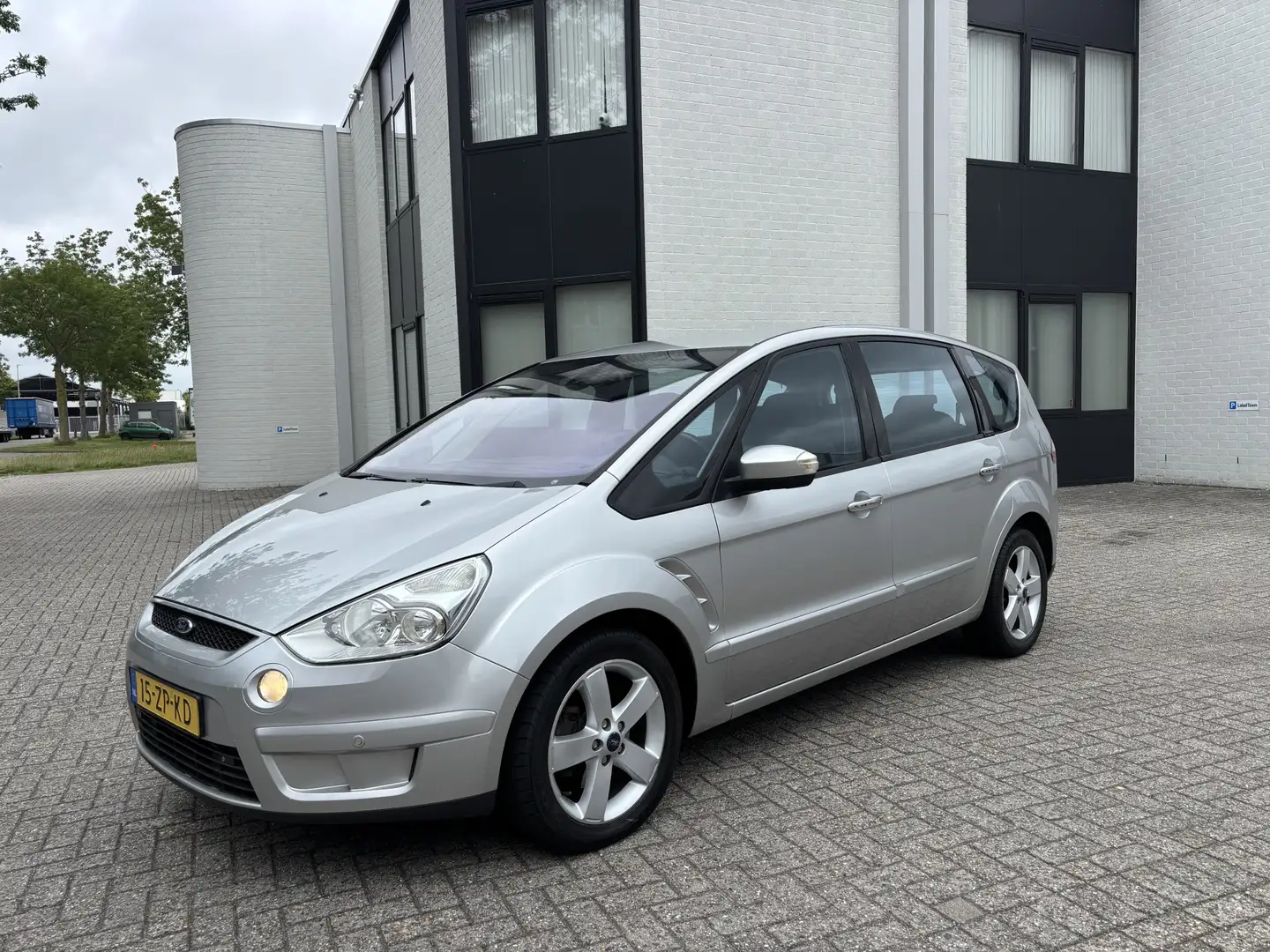 Ford S-Max 2.0-16V 7-Persoons 146 PK. Mooie en onverwoestbare Zilver - 1