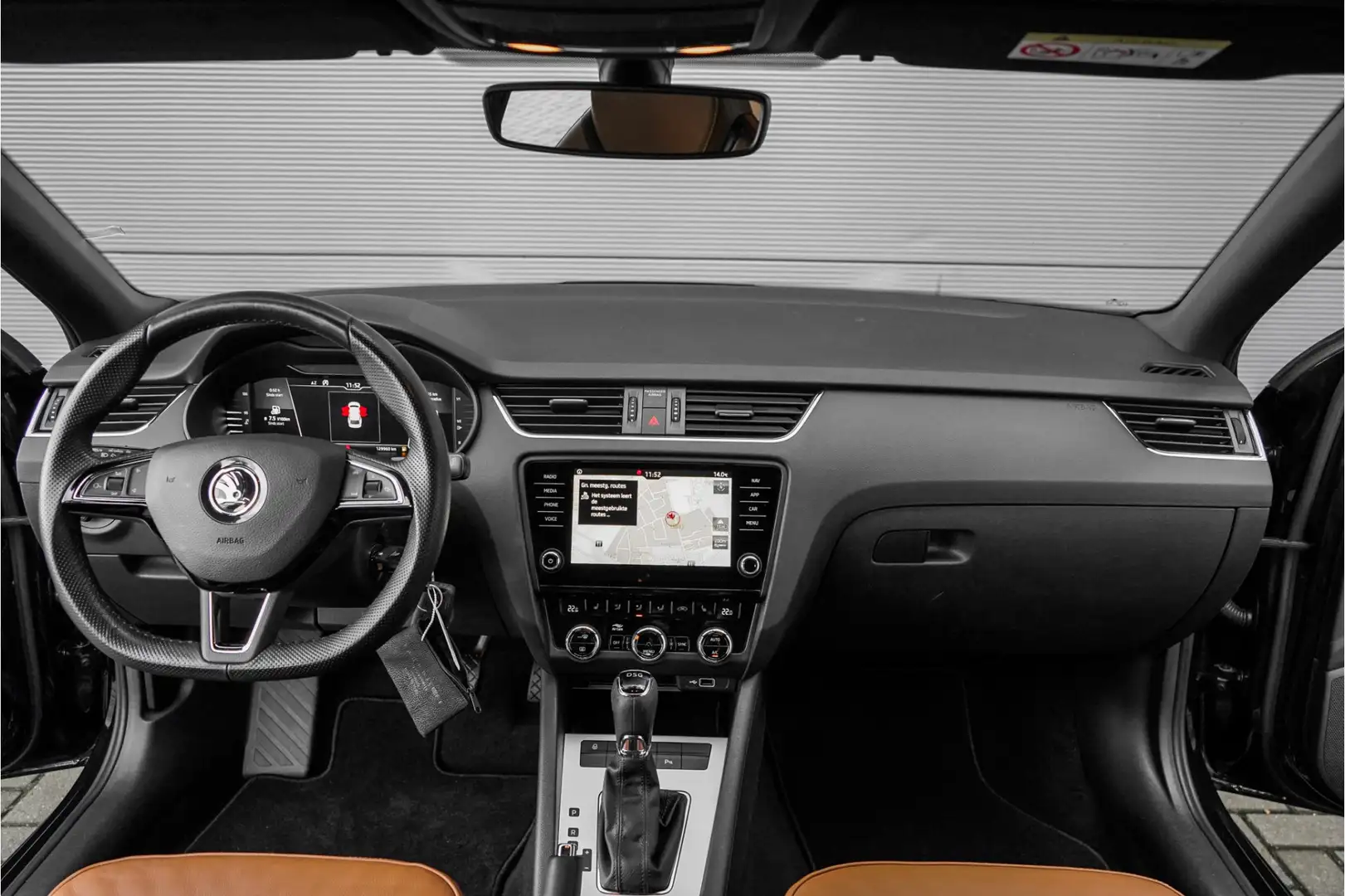 Skoda Octavia Combi 1.5 TSI Sportline Leder Navi Virtual Cockpit Zwart - 2