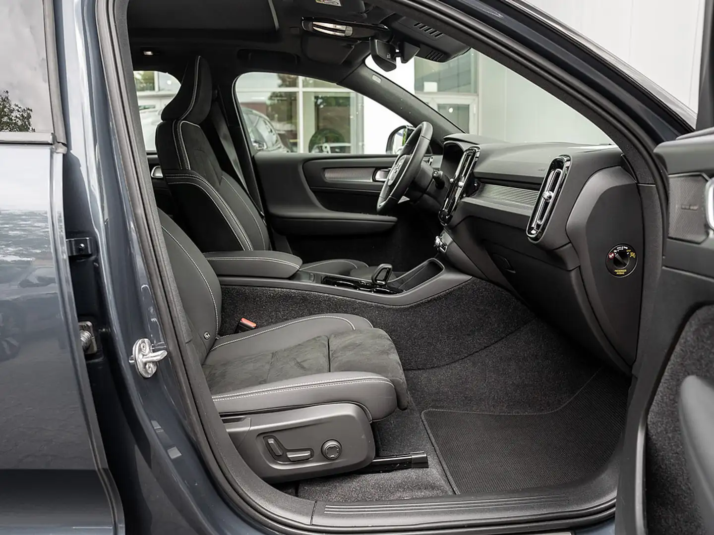 Volvo XC40 Recharge Pro Blau - 2