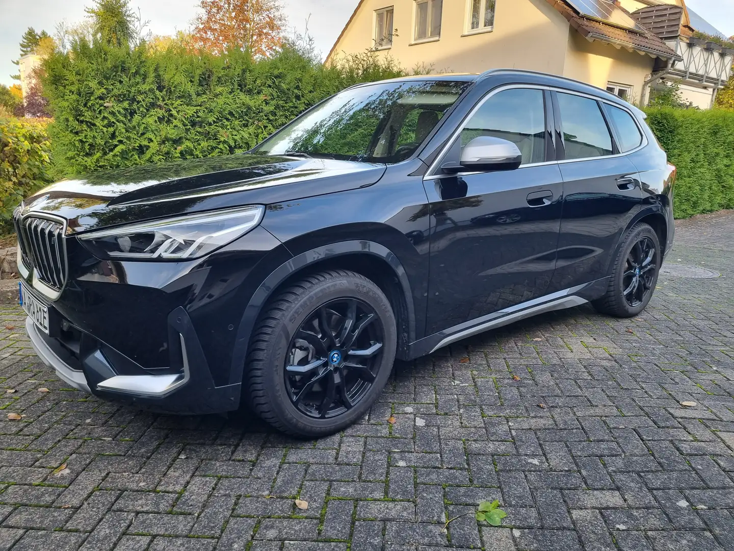 BMW iX1 xDrive30 xLine el. Sportsitze SHZ AHK DAB LED NAVI Schwarz - 1