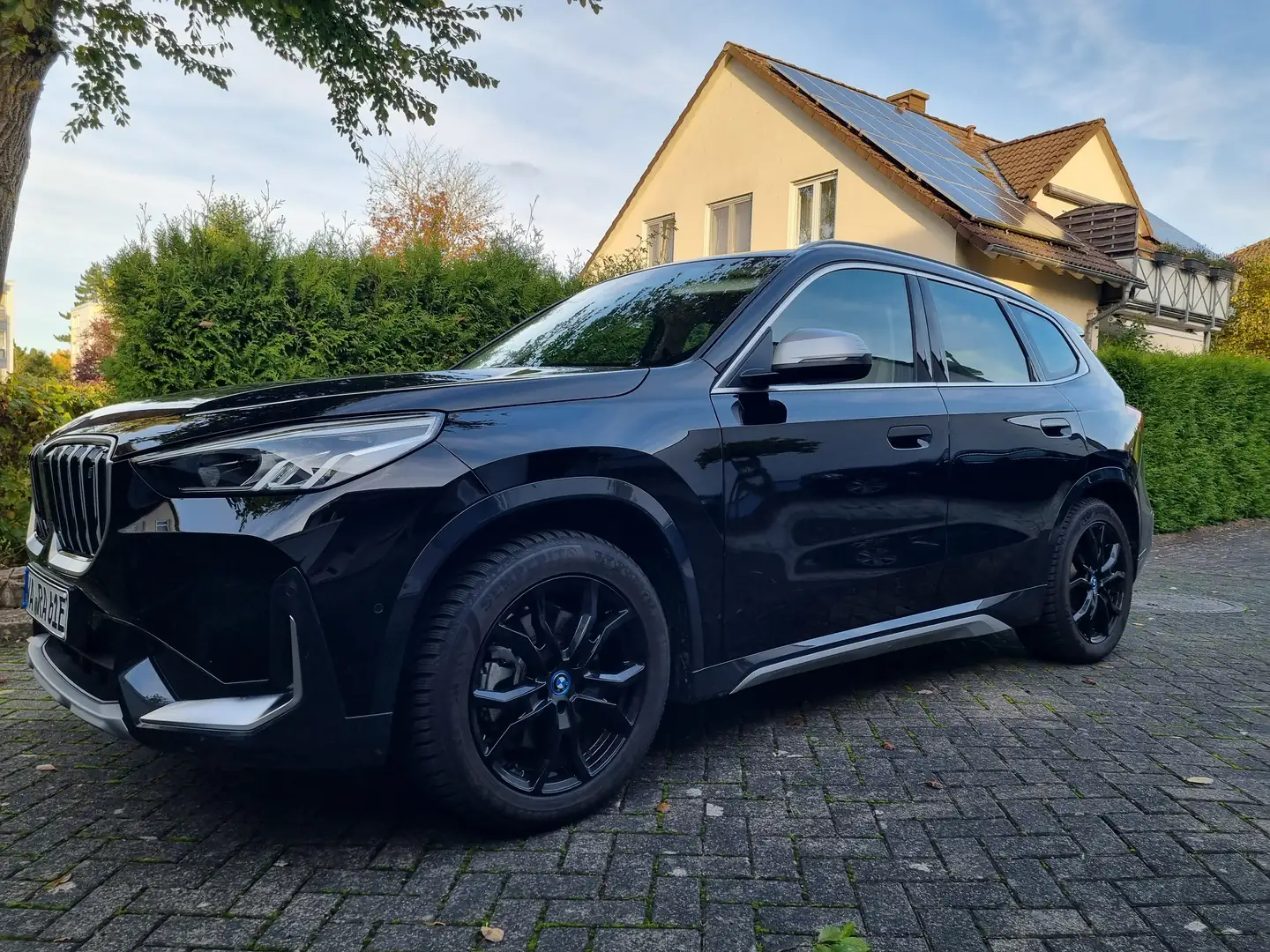 BMW iX1 xDrive30 xLine el. Sportsitze SHZ AHK DAB LED NAVI Schwarz - 2