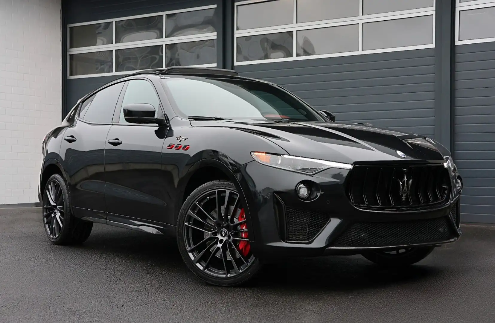 Maserati Levante 3.8 V8 Trofeo 4WD/ACC/4xSHZ/LUFT/360/R22 Zwart - 1