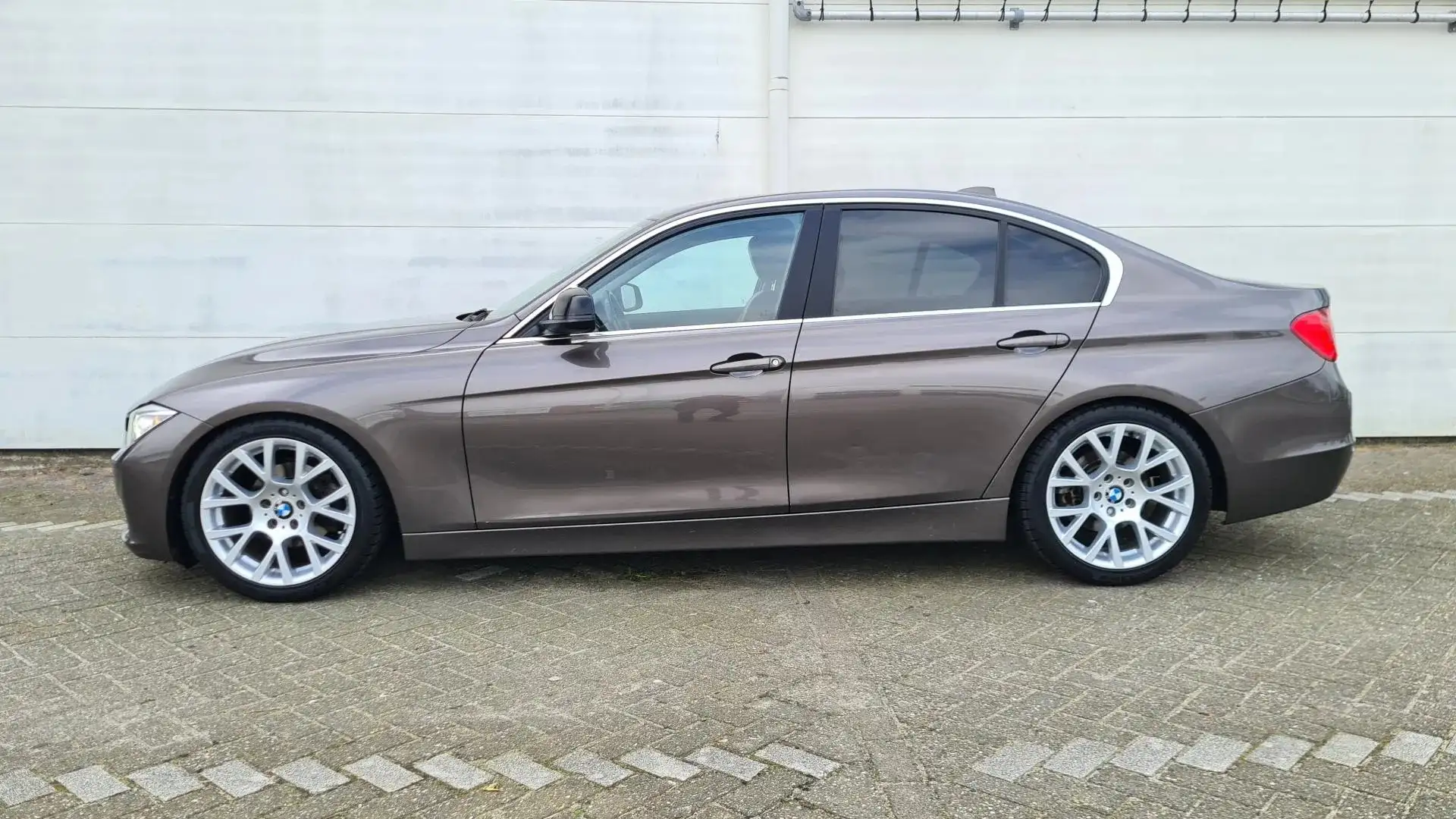 BMW 320 3-serie 320i High Executive Bruin - 2