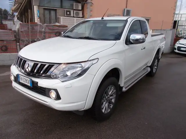 Mitsubishi L200 Club Cab 2.4d Intense 4wd 181cv N1 E6