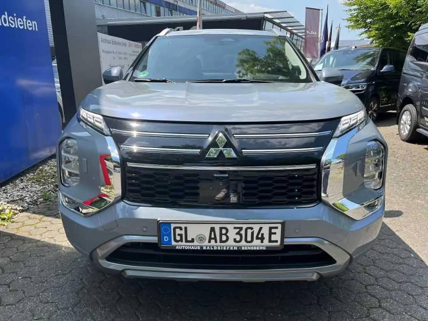 Mitsubishi Outlander 2.4l PHEV TOP, 4WD Grau - 2