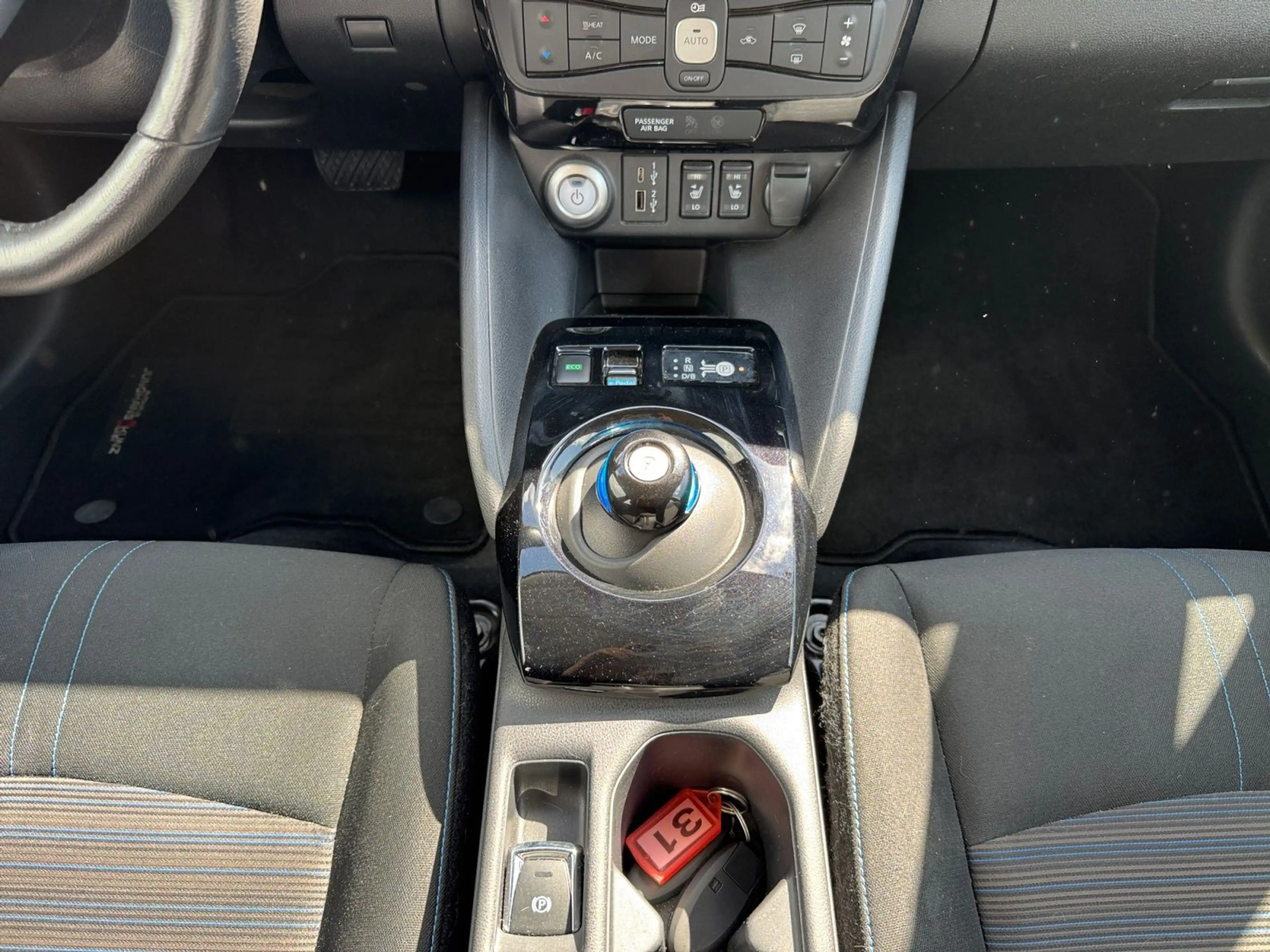 Nissan Leaf N-Connecta Winter LED — photo 13