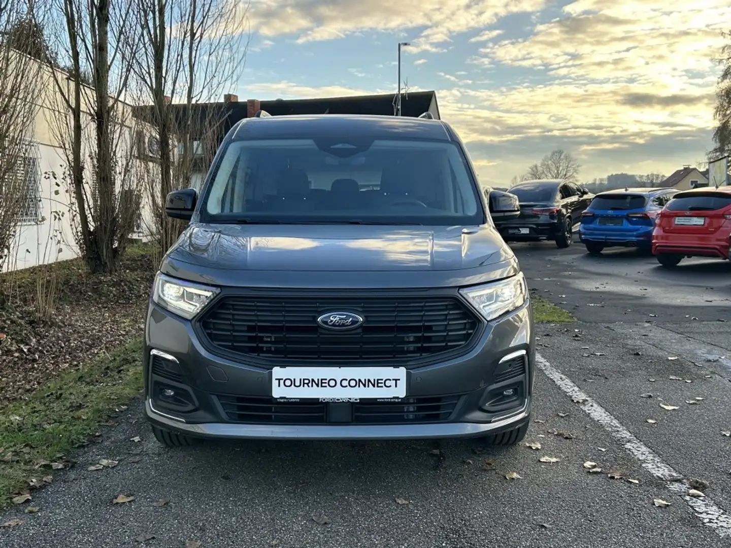 Ford Grand Tourneo Connect Titanium 2.0EcoBlue 122PS A7 * Neuwagen 
* Leasingfähig 
* Neuwagengarantie 
* LED-Scheinwerfer
* LED-Rückleu Grau - 2