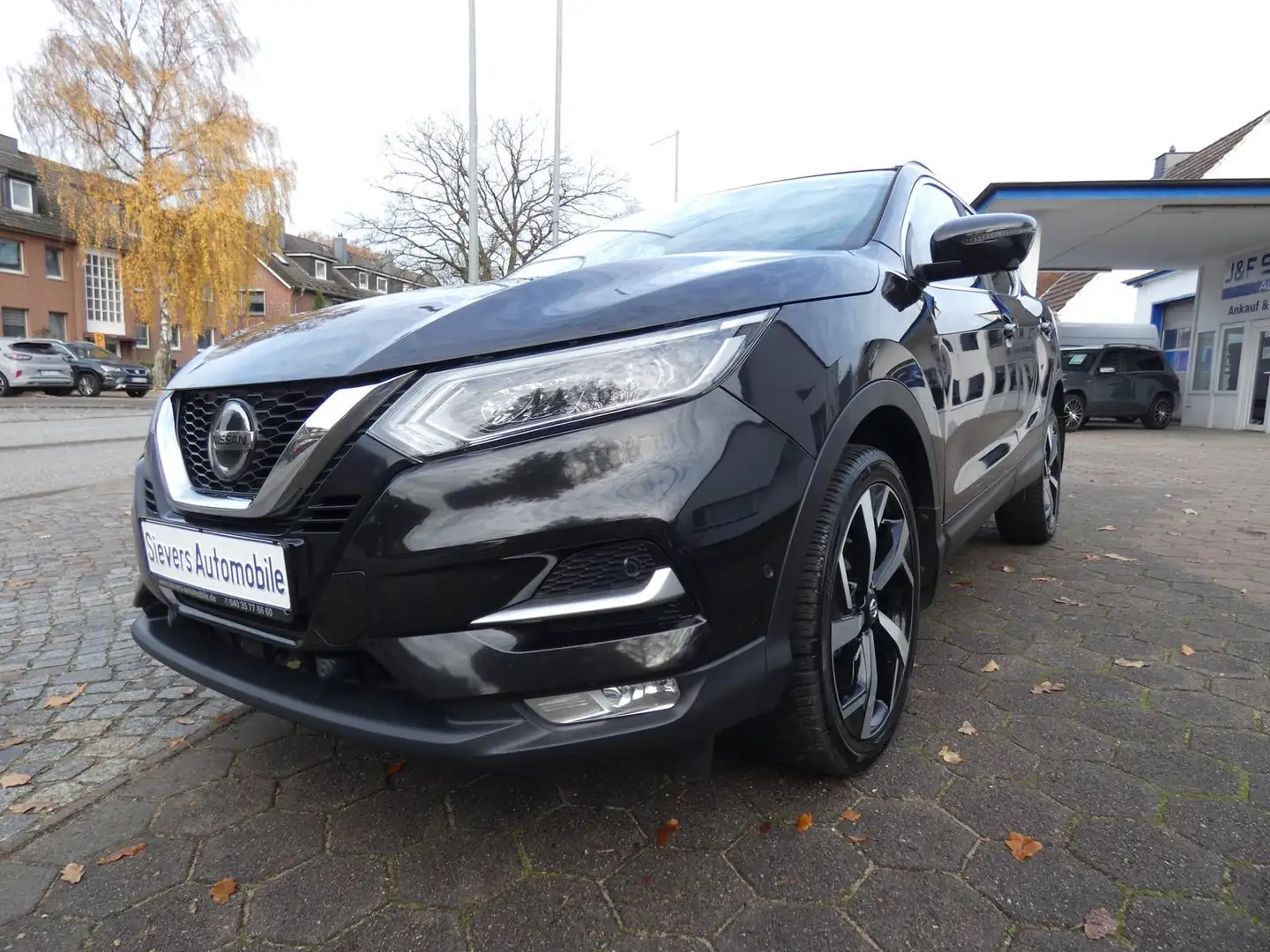 Nissan Qashqai 1,3 DIG-T 360° Kam Leder Navi Panoramad Schwarz - 1