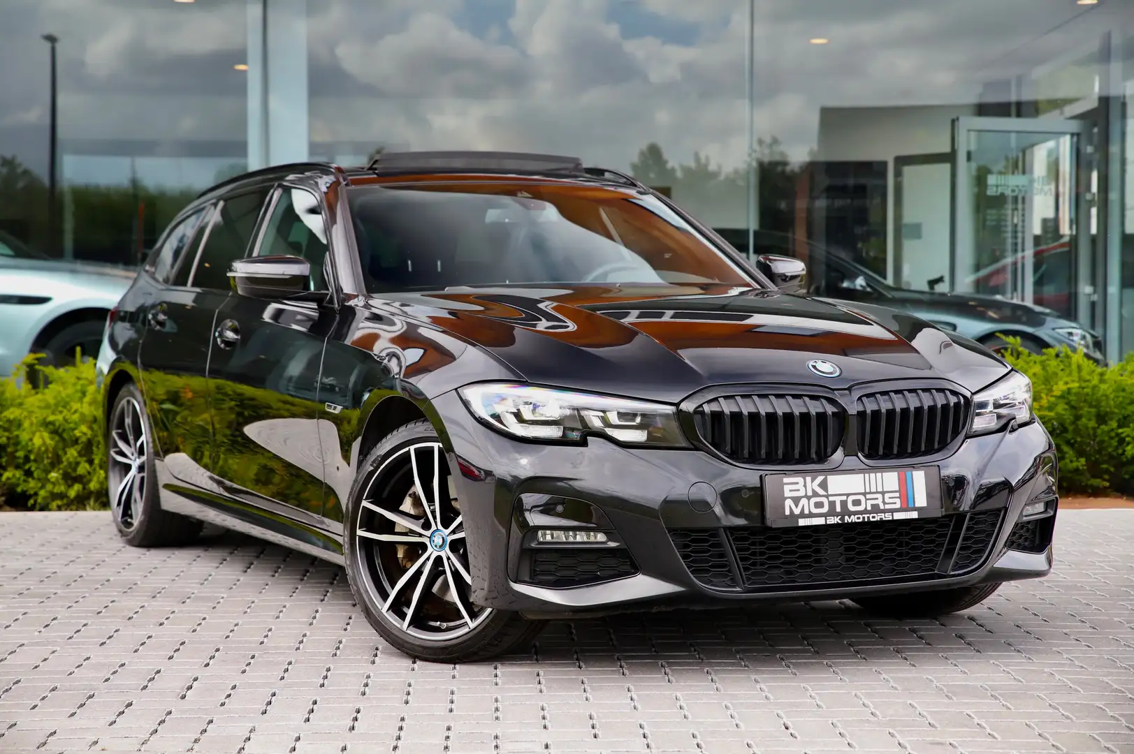 BMW 330 e Touring M-PACK /PANO/CAMERA/TREKHAAK/CARPLAY/LED Zwart - 1