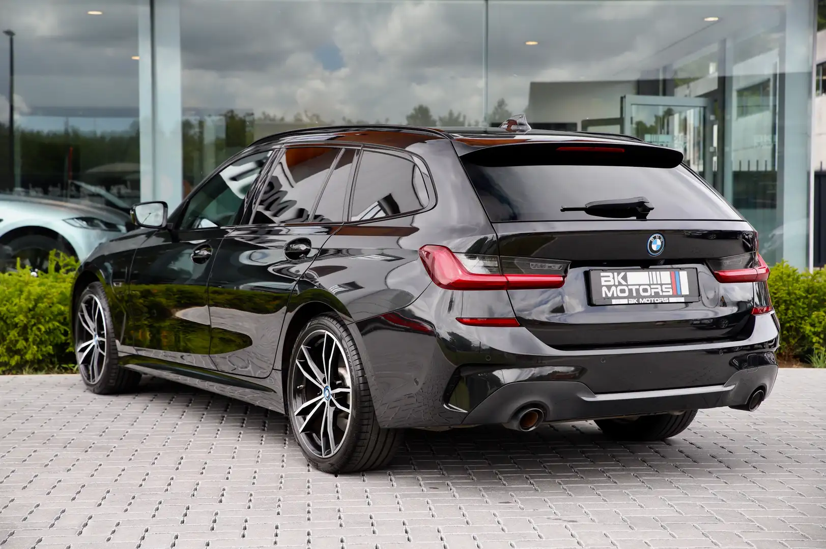 BMW 330 e Touring M-PACK /PANO/CAMERA/TREKHAAK/CARPLAY/LED Zwart - 2