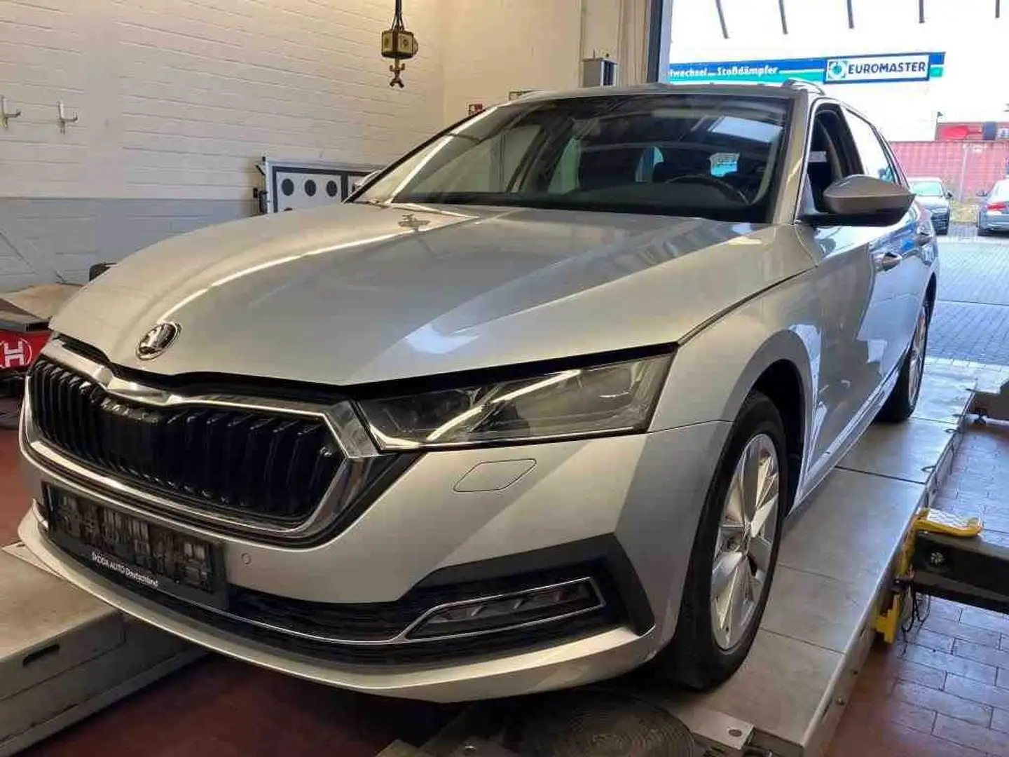 Skoda Octavia Combi First Edition2.0TDI DSG Matrix AHK Silber - 1