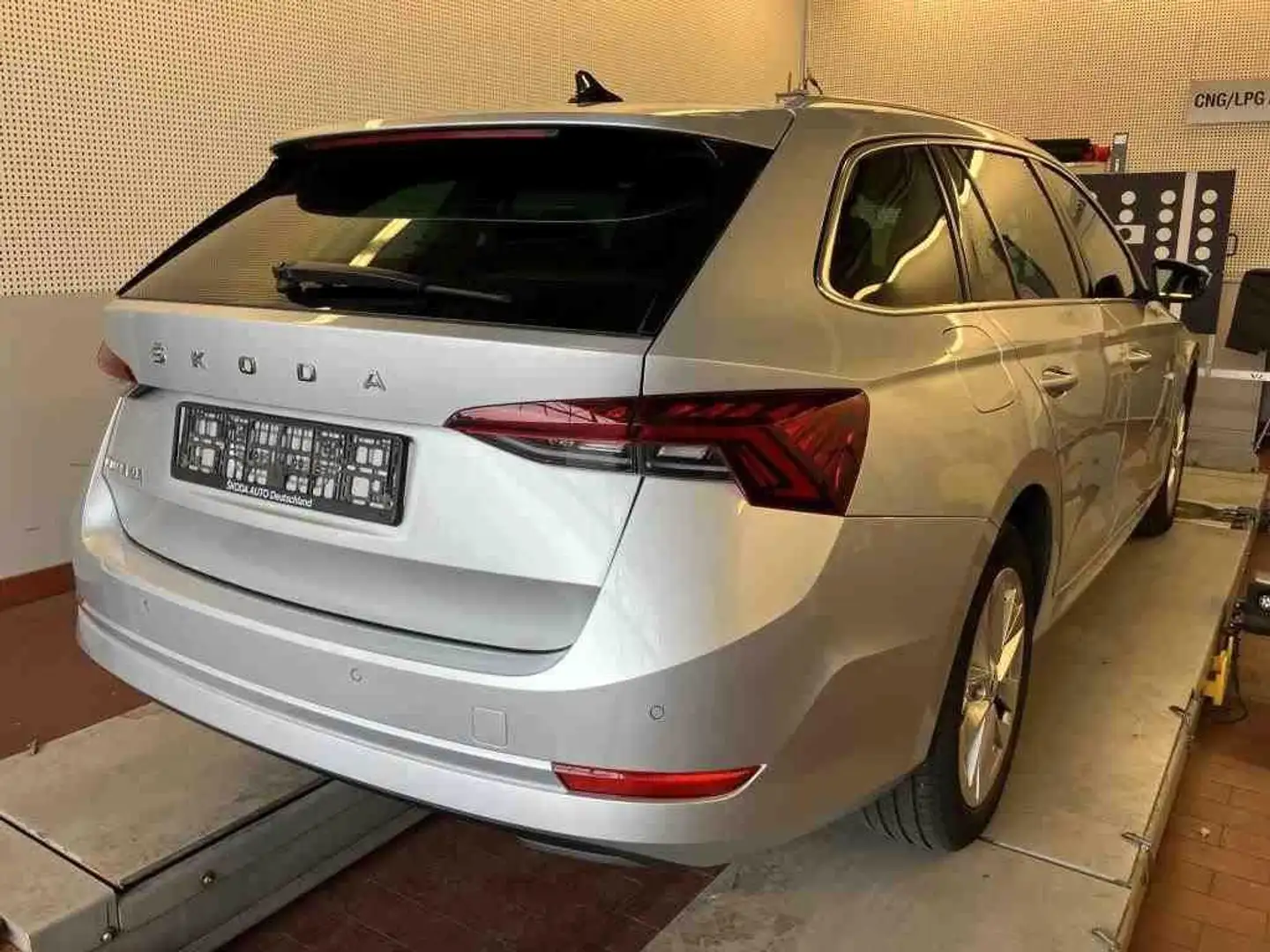 Skoda Octavia Combi First Edition2.0TDI DSG Matrix AHK Silber - 2