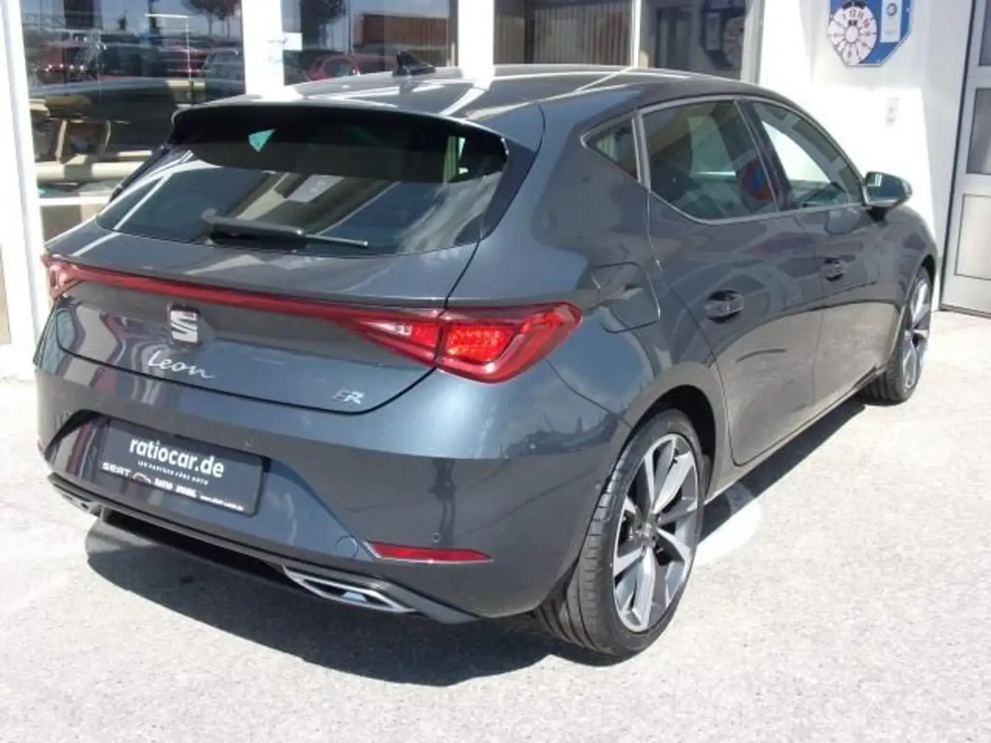 SEAT Leon LEON FR 1.5 ETSI DSG NAVI SITZHEIZ. EINPARKH. Grijs - 2