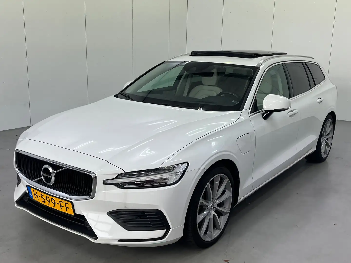 Volvo V60 2.0 T8 Twin Engine AWD Momentum Pro / Trekhaak / P Wit - 1